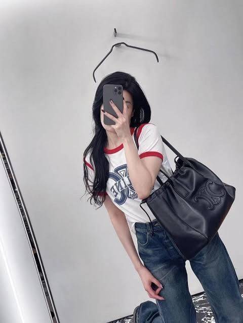 Celine cabas drawstring cuir triomphe in Smooth Calfskin / celine shopping bag เป็นกระเป๋าที่ดีไซน์คลาสสิก เรียบหรู ไม่ตกยุค โดดเด่นเพราะมีโลโก้อยู่ตรงกลาง ออกแบบมาให้ใส่ของใช้ในชีวิตประจำวัน ซึ่งคุณสามารถใช้เป็นกระเป๋าถือหรือสะพายไหล่ก็ล้วนเก๋และมีความคล