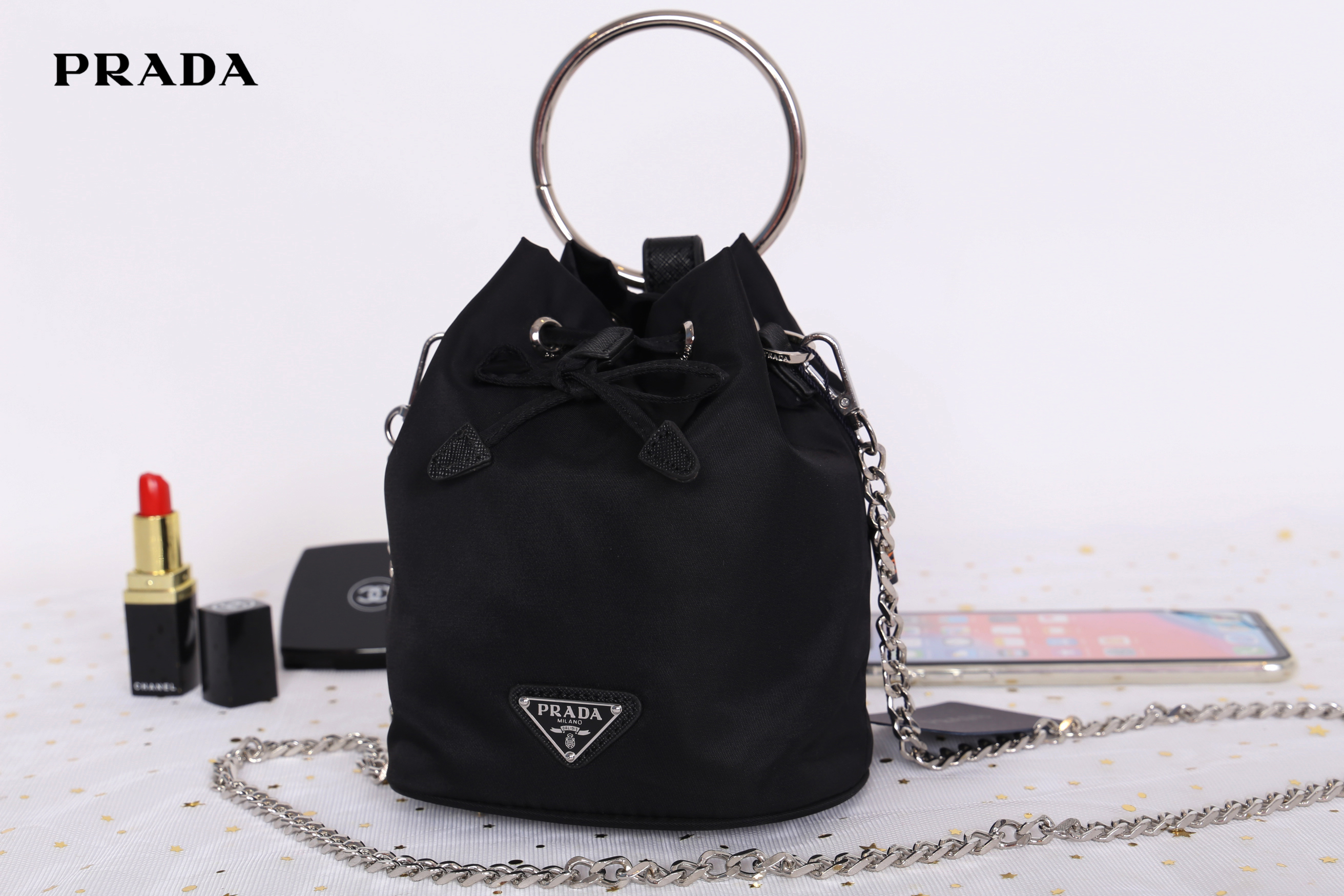 Prada mini nylon drawstring handbag / PRADA Bucket Bag ทรงสวยน่ารัก วัสดุผ้า Nylon คุณภาพดี อะไหล่เงินสวยสุดคลาสิค เปิดปิดแบบหูรูด ด้านในโล่งกว้างจุของได้พอประมาณเลยค่ะ ใส่ Iphone+ หรือรุ่นเทียบเท่าได้แบบสบายๆ ซับในพิมพ์ลายแบรนด์ ตามแบบฉบับแบรนด์