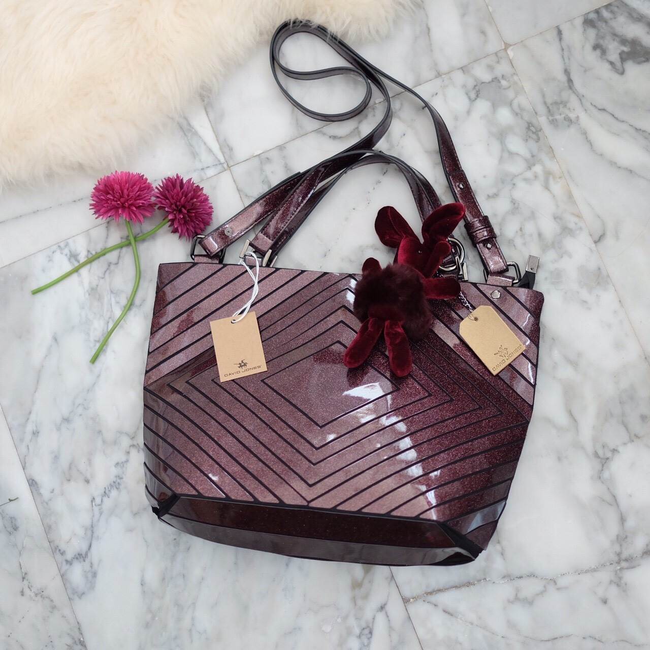 สีใหม่ Cranberry สวย มาก ตัวกระเป๋ามี กลิ้ตเตอร์ วิ้งๆ ทำให้โดดเด่น ลาย Limited edition หายาก 👍ปรับทรงได้ 2 แบบ น่ารักมาก สวยที่สุด มาพร้อมกระต่ายเข้า set เลิศคะ กระเป๋า จากแบรนด์ David Jones กระเป๋าสะพายข้างดีไซน์เกร๋มาก สีสวยหรูมาก ขนาดกะลังดีเล