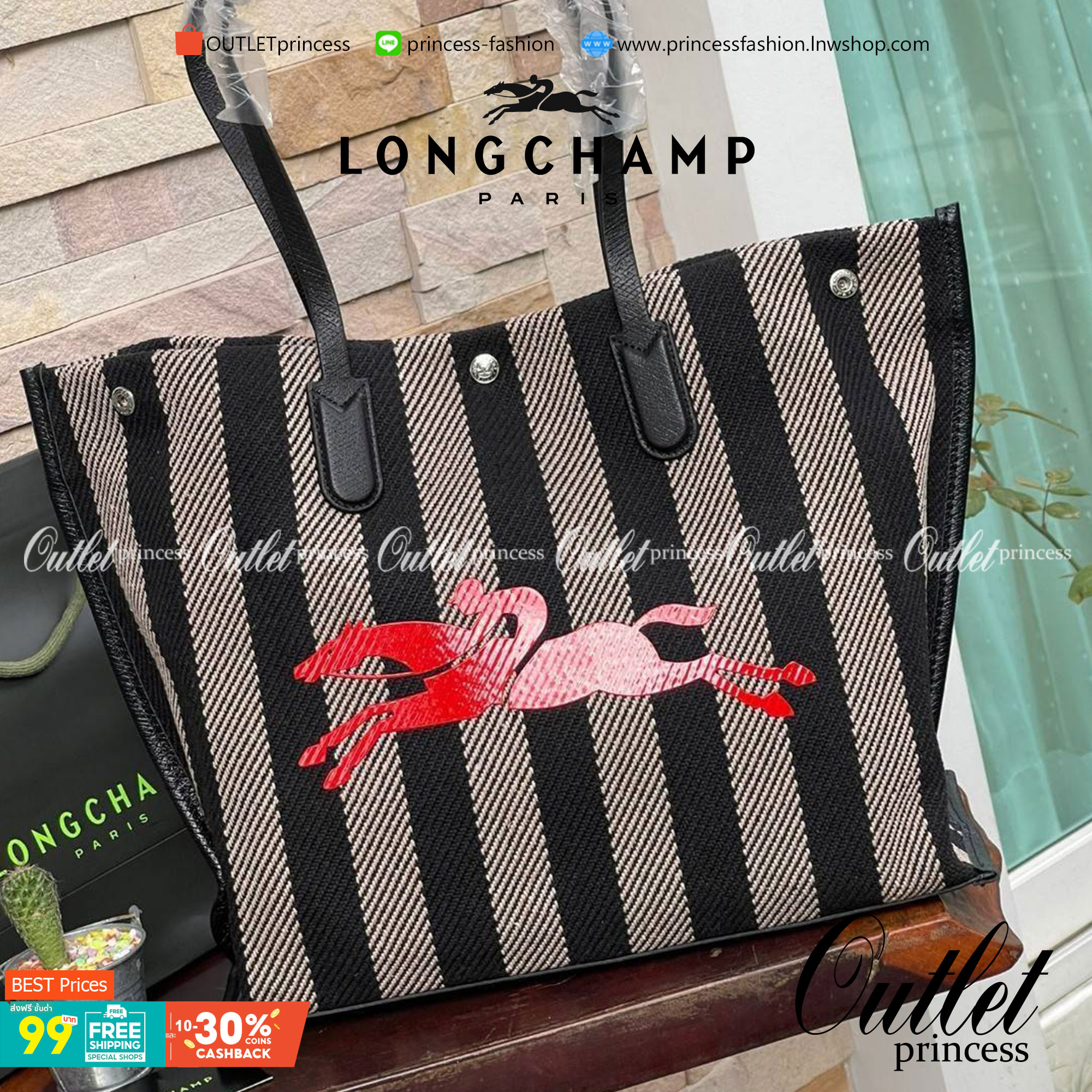 Longchamp Essential Stripes shoulder bag อีกหนึ่งคอลเลคชั่นสำหรับใครที่ต้องการกระเป๋าแบบใช้งานได้ในหลาย ๆ โอกาส การเลือกกระเป๋าขนาดเล็กย่อมไม่สะดวกและไม่ครอบคลุมต่อการใช้สอยอย่างแน่นอน Longchamp รุ่นนี้สามารถตอบโจทย์ ในการใช้งานที่หลากหลายขึ้น เพราะบางครั