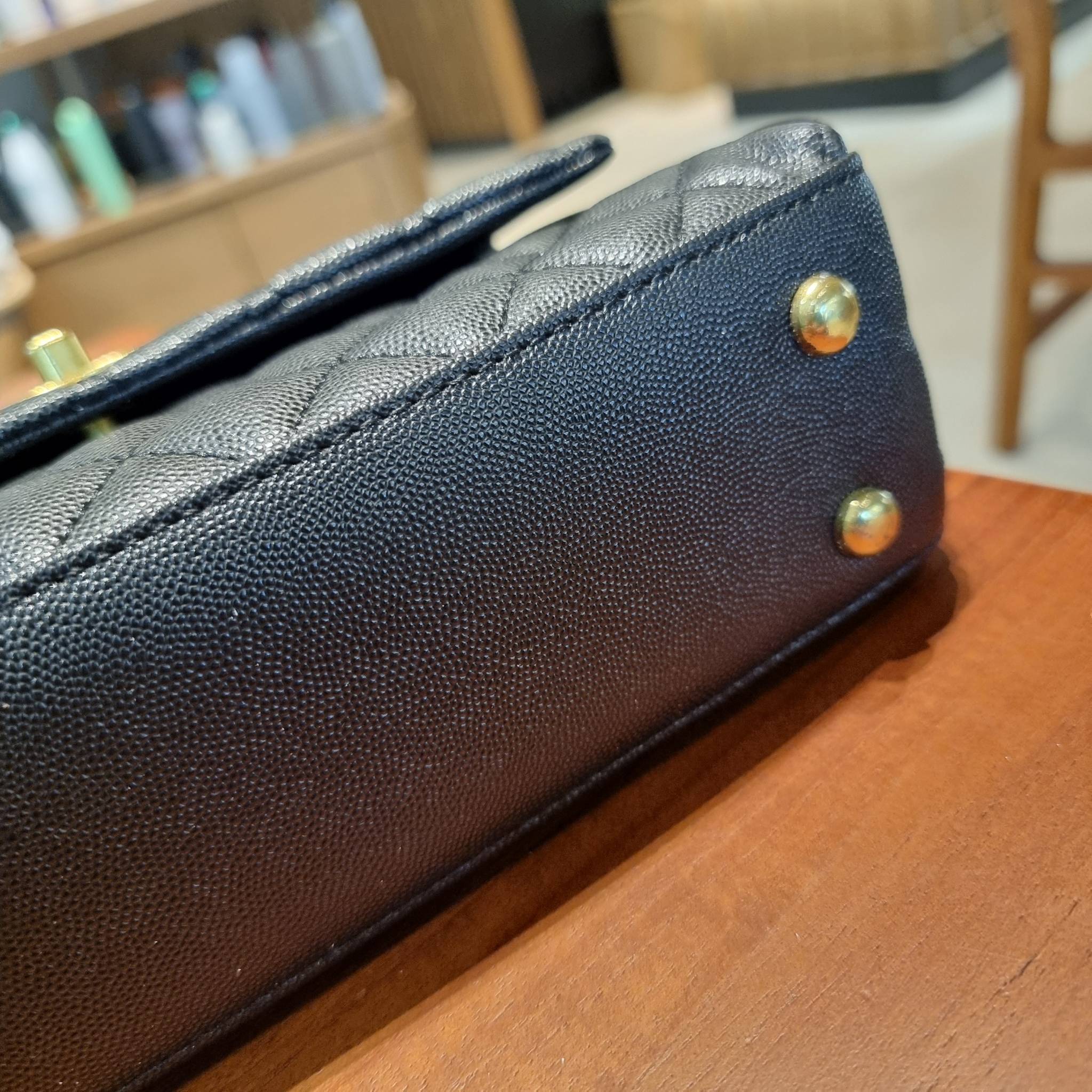 VIP 】รุ่นยอดฮิตตลอดกาล ไซส์กำลังสวย!! จากแบรนด์ Chanel กระเป๋าถือ/สะพาย หนังลายคาเวียร์ โลโก้เด่นชัด เปิด-ปิดกระเป๋าด้วยตัวบิดล็อค อะไหล่สีทองหรู ทรงสวยผู้ดี ภายในกระเป๋ามีช่องโล่งกว้างจุของได้พอสมควร มีช่องซิปแบ่งสัดส่วน ด้านหลังมีช่องเก็บของจุกจิกอีก 1 