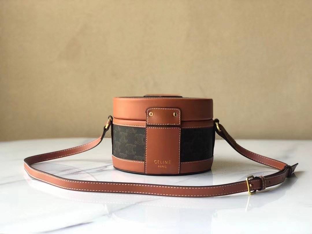 CELINE MEDIUM TAMBOUR IN SMOOTH CALFSKIN BAG กระเป๋าทรงกลมสวยหรูอยู่ทรงเปิดปิดด้วยฝาปิดกระดุมโลโก้แบรนด์ ภายในโล่ง