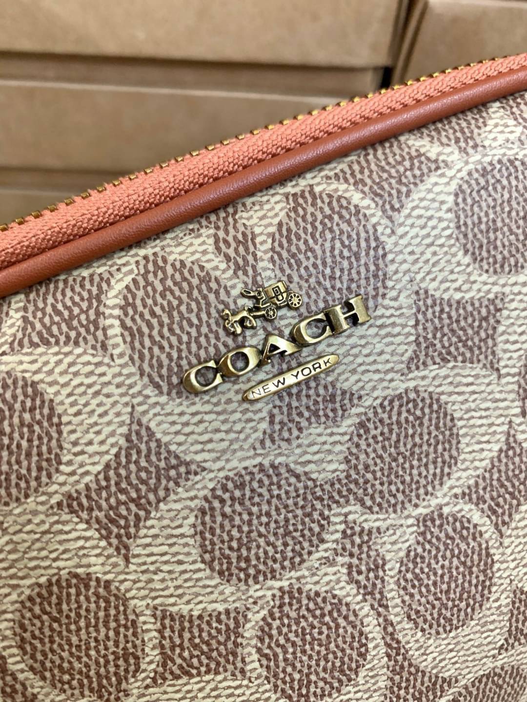 COACH CROSSBODY CLUTCH IN SIGNATURE BAG 💋รุ่นฮิต+สีหายากค่ะ!! กระเป๋าสะพาย+คล้องมือได้ วัสดุหนังแท้ผสมpvcค่ะ มีช่องซิปคู่ ภายในช่องใส่มือถือได้ทุกรุ่น;กระเป๋าเงินใบสั้นได้ ใส่ของจำเป็นสาวๆได้ครบค่ะ มีช่องเสียบบัตร2ช่อง และช่องโล่งให้ใส่ของจุกจิกค่