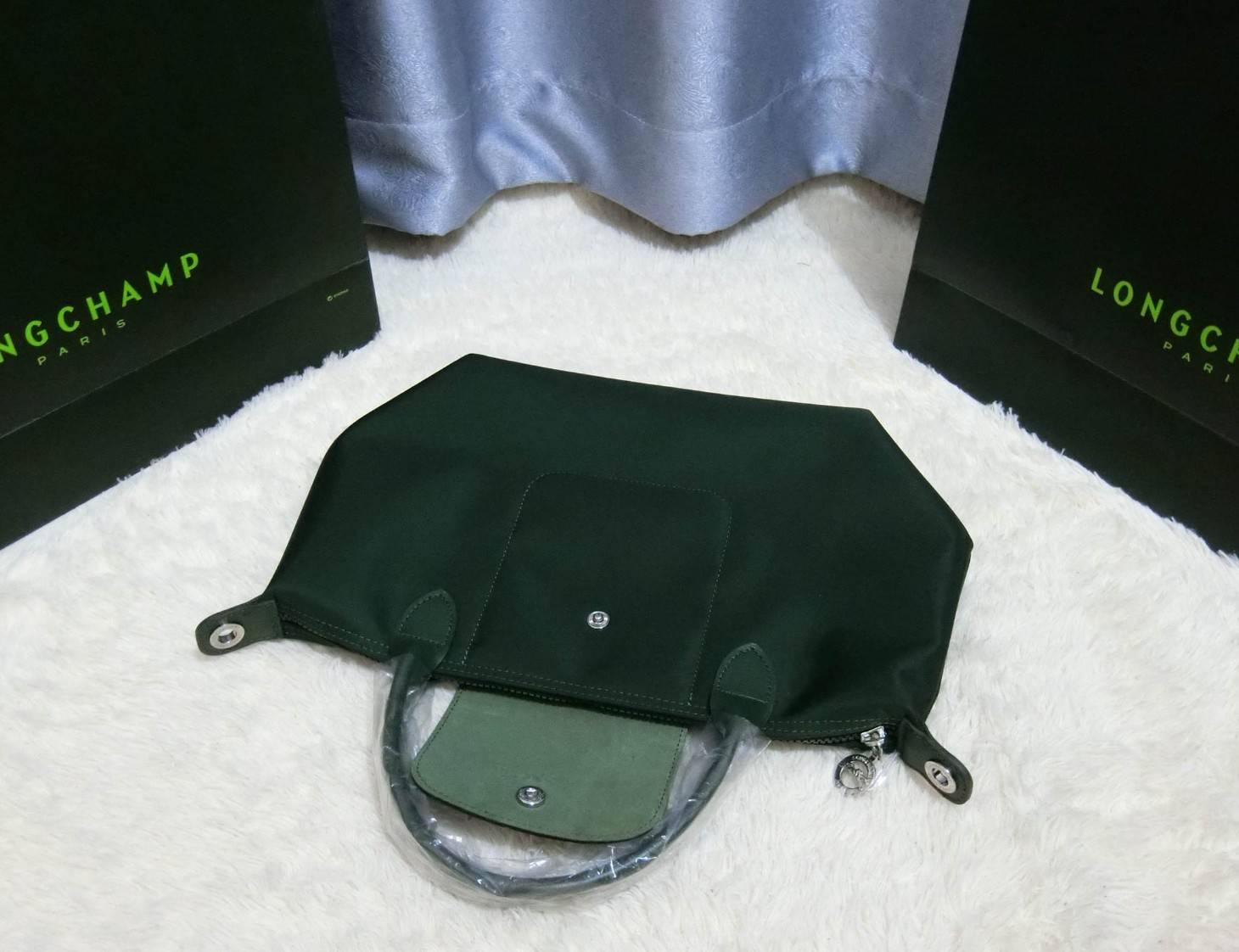 Longchamp Size S สินค้าใหม่ ของแท้!! เป็นล็อตผลิตเกินออเดอร์จากโรงงาน มาพร้อมการ์ด/ถุงผ้าแบรนด์/ถุงกระดาษแบรนด์ Size S: 25 x H. 23 x 16 cm. Color: Moss Green 794