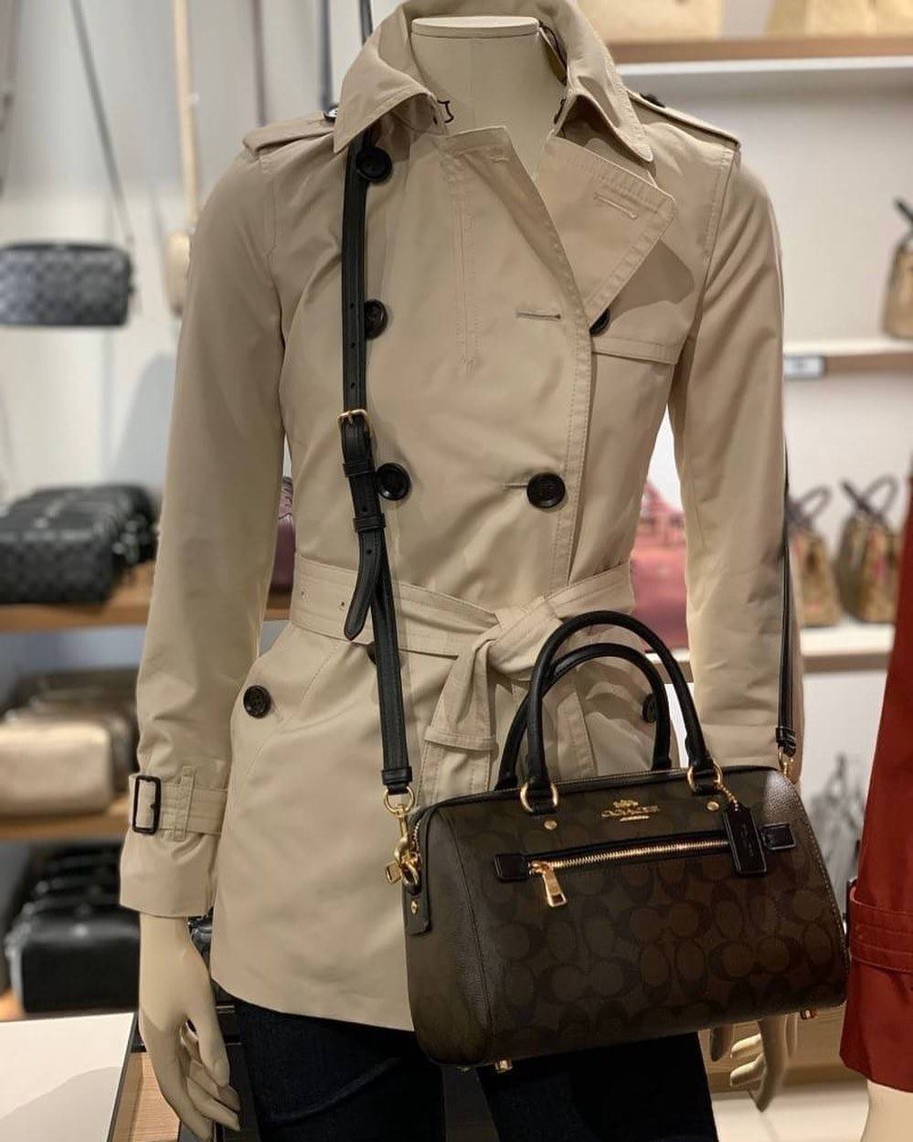 COACH ROWAN SATCHEL IN SIGNATURE CANVAS (COACH F83607)🌺ระดับตัวTOP ยกให้เธอเลย กับรุ่นนี้💃//หมอน 10" รุ่นมีช่องซิปด้านหน้า สามารถแยกเก็บของสำคัญๆได้อย่างเป็นสัดส่วน สำหรับใครที่ชอบกระเป๋าที่จุของได้เยอะๆ รุ่นนี้ตอบโจทย์ได้เลย แนะนำว่า