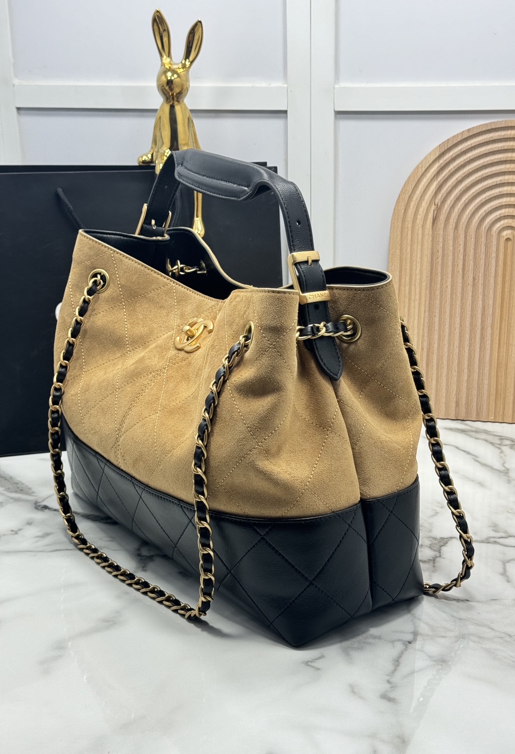 ORI หนังแท้ | CHANEL Shopping Bag 25A Suede Bag กระเป๋าช้อปปิ้งทรงโท้ทหนังกลับสีทูโทน ในคอล Métiers Dart 2024/25 ดีไซน์ใหม่หนังกำมะหยี่โทนน้ำตาล ใช้งานง่าย สวยหรูดูแพง