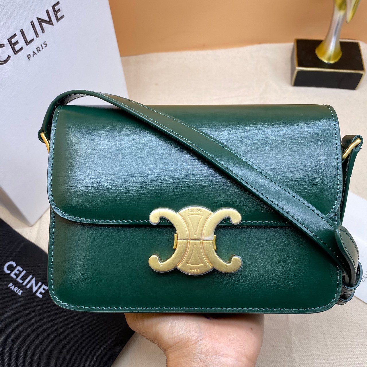 MEDIUM 22cm : CELINE CLASSIQUE TRIOMPHE BAG IN SHINY CALFSKIN / Celine Triomphe Bag / Celine Bag พร้อมส่ง 10 สี เกรดออริ 1:1 กระเป๋าแบรนด์หรูที่ควรมีแห่งปี