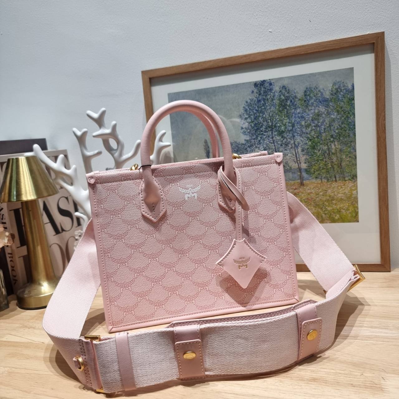 M.C.M HIMMEL SMALL TOTE IN LAURETOS คอลเลคชั่นใหม่ สีเข้าใหม่ ดีไซน์ละมุน น่ารักน่าใช้มากๆ ต้อนรับลวดลาย lauretos ไอคอนิกโมโนแกรมใหม่ ที่สวยแตกต่าง กระเป๋าทรงโท้ท โทนสีเรียบหรู