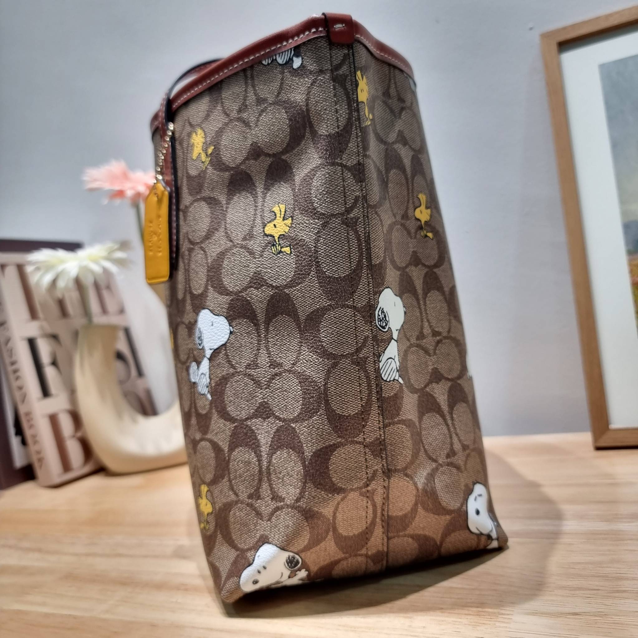 Coach X Peanuts City Tote In Signature Canvas With Snoopy Woodstock Print CF166 คอลเลคชั่นใหม่ น่ารักเกินต้าน กับกระเป๋าทรงโท้ทไซส์ใหญ่ ดีไซน์ลวดลายการ์ตูนยอดฮิต ที่ใครๆก็ต้องรู้จัก พิมพ์คมชัดลงบนหนังแคนวาส รูปทรงสวย ปากกระเป๋ามีกระดุมแม่เหล็กปิดกันของหล่