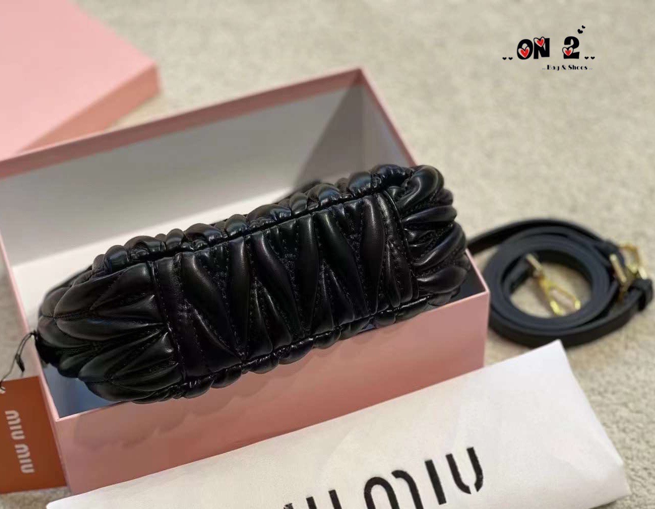 MIU MIU Wander matelassé mini hobo bag สะพายข้างมิวมิว ทรงยอดฮิต วัสดุตัวกระเป๋าทำจากหนัง bonded leather เอามาเย็บทำลายmiu miu งานจริงหนังนุ่มมากๆ นะคะ อะไหล่สีทอง สายสั้นสะพายไหล่ได้ มาพร้อมสายยาว ปรับระดับได้