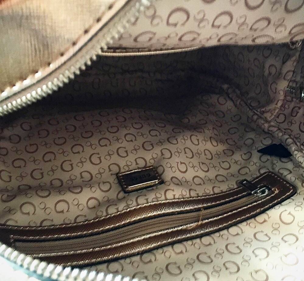 NEW!!! GUESS WOMAN'S BACKPACK ใครไม่มีจัดว่าพลาด!! กระเป๋าเป้ขนาดกระทัดรัดสำหรับสาวๆสากวก guess วัสดุทำจากหนัง PU นำหนักเบา เพิ่มความสะดุดตาด้วยโลโก้แบรนด์ปั้มตัวนูนสายสะพายหลังปรับเลื่อนได้ ภายในจุของได้เยอะ มีช่องกระเป๋าเล็กภายใน