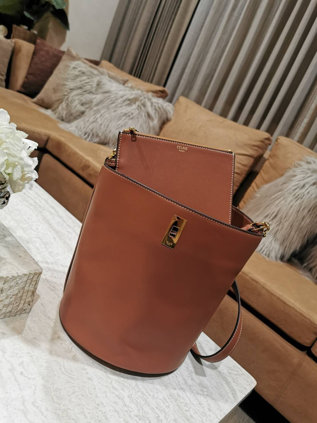 VIP 】NEW! ซื้อ1ได้ถึง2! CELINE TRIOMPHE BUCKET BAG VIP GIFT WITH PURCHASE (GWP) พรีเมี่ยมกิ๊ฟ Limited Edition จาก CELINE PERFUME DUTYFREE COUNTER วัสดุ TRIOMPHE CANVAS & CALFLEATHER ดีไซน์ทรง Bucket ใบใหญ่กำลังดี มาพร้อม Clutch ใบเล็กเข้าชุด หนังนิ่มสวยเน