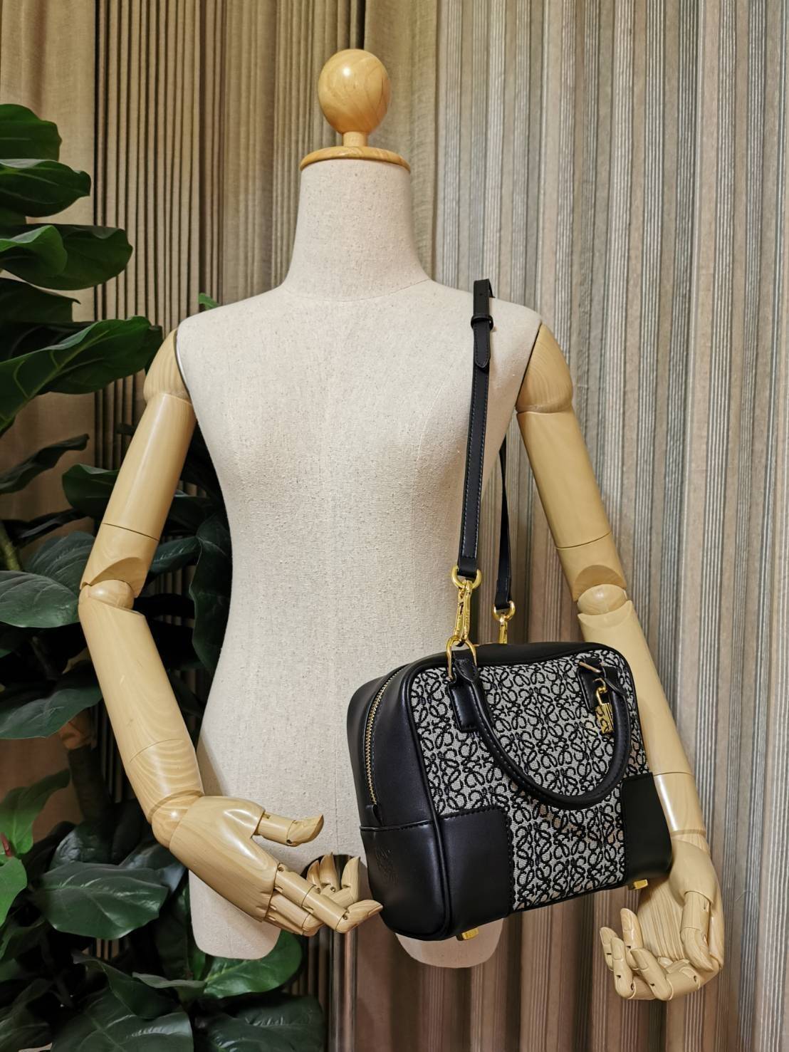 LOEWE ANAGRAM BAG VIP GIFT WITH PURCHASE (GWP) พรีเมี่ยมกิ๊ฟ Limited จาก LOEWE PERFUME DUTYFREE ไอเท็มใหม่! ดีไซน์สวยหรูคงเอกลักษณ์ด้วยวัสดุ Anagram Canvas Jacquard Fabric ผสมผสานหนังแท้ Calfskin ลงตัวสุดคลาสสิค เปิดปิดด้วยซิปแบรนด์อะไหล่ทองขนาดกำลังดี น้