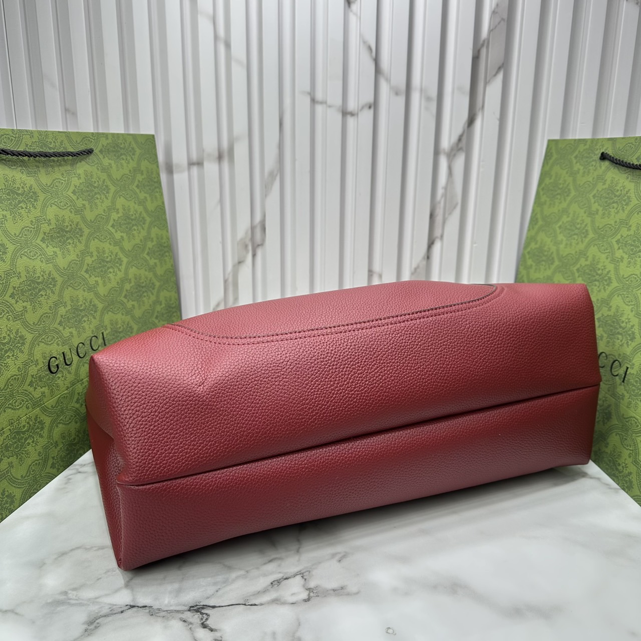 Gucci Softbit maxi shoulder bag โฉมใหม่ล่าสุด กับกระเป๋าสะพายรูปทรงใหม่เรียบหรูด้วยหนังลายเกรน ใบใหญ่จุใจพร้อมใบลูกเข้าเซ็ท ตกแต่งอะไหล่ Horsebit ครึ่งรูปขนาดใหญ่ด้านหน้าสวยหรูโดดเด่น สวยผู้ดี ดารา เซเลปใช้กันเพียบ