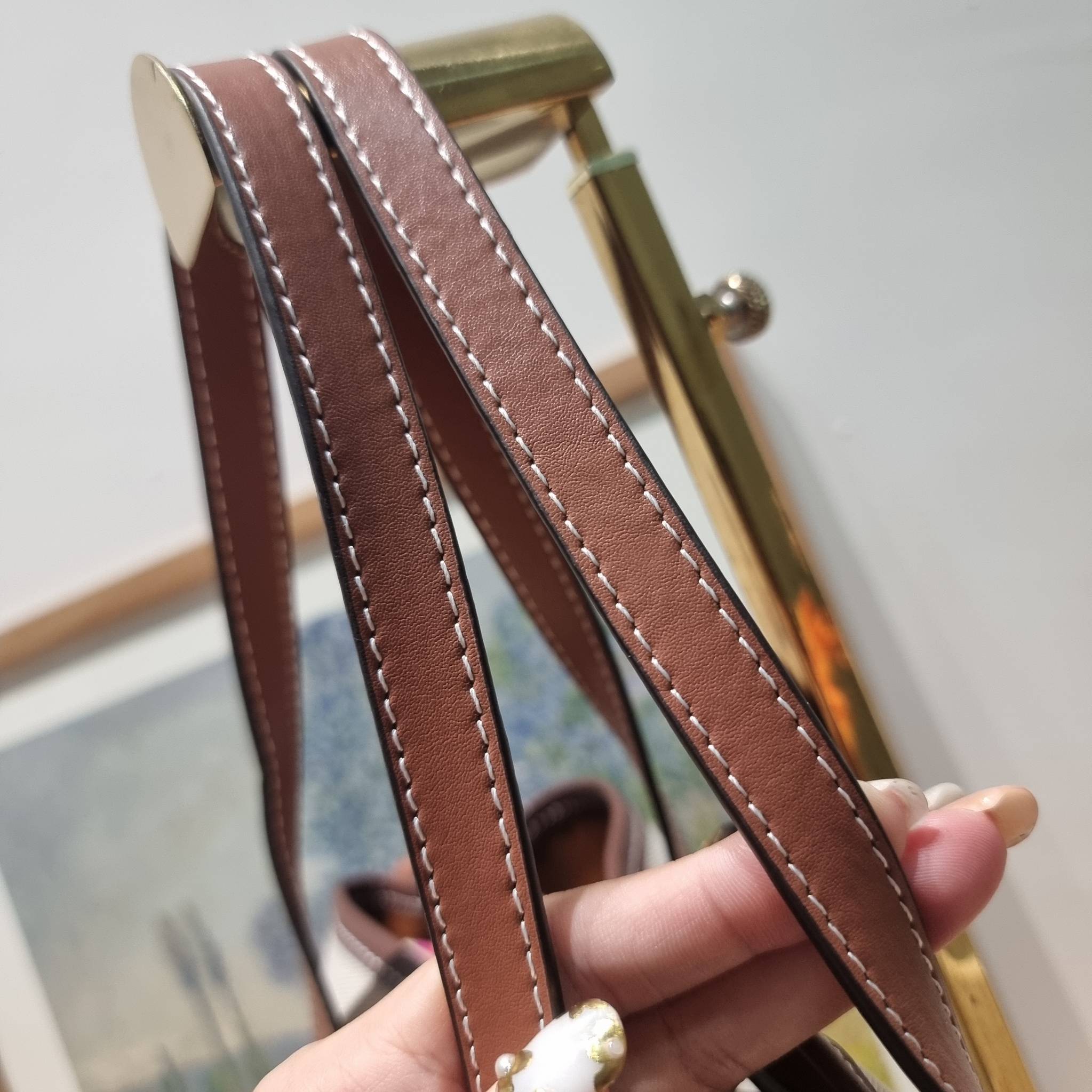 COACH CH189 HANNA CARRYALL น้องใหม่ เรียบหรู ดูแพง กับกระเป๋าถือ/สะพายทรงสวย โทนสีคลาสสิค ดีไซน์ตกแต่งสายคาดจับจีบข้างกระเป๋าเพิ่มดีเทล มาพร้อมหูจับในตัว