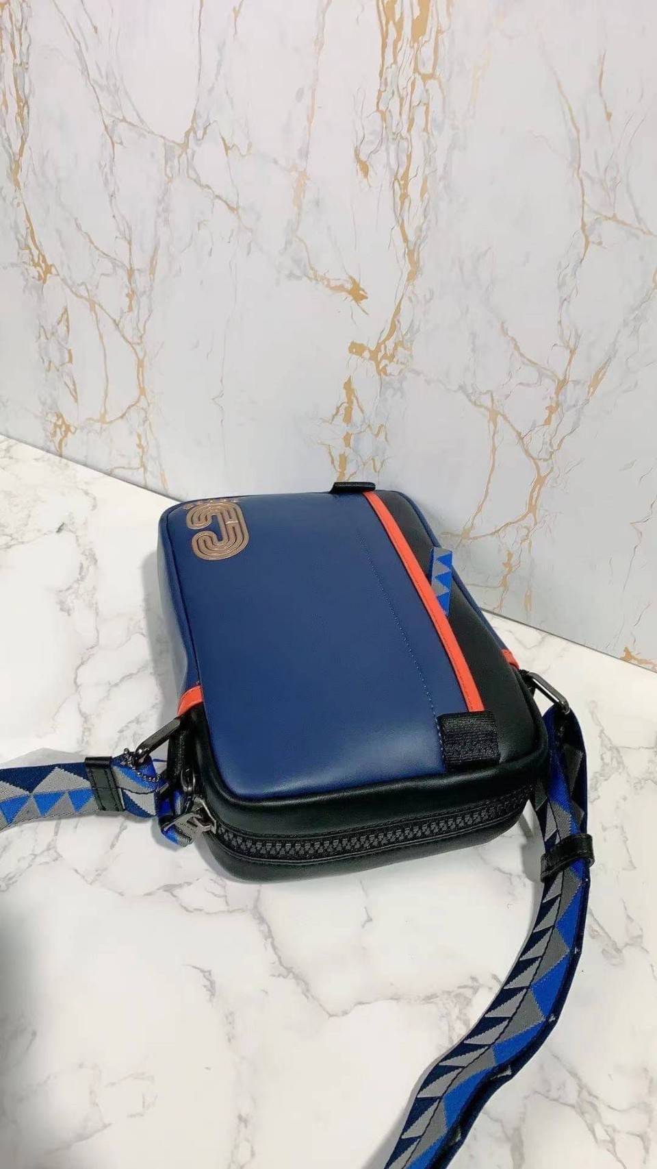 COACH NORTH/SOUTH EDGE CROSSBODY (COACH 5626) IN SIGNATURE CANVAS (COACH 6788) กระเป๋าสะพายผู้ชาย กระเป๋าสะพายรุ่นใหม่ ชนช็อป (!!)รุ่นหายาก สี COBALT MULTI วัสดุทำจาก หนังลูกวัวแท้ เนื้อเรียบ พิมพ์ลาย ขนาดกำลังดี