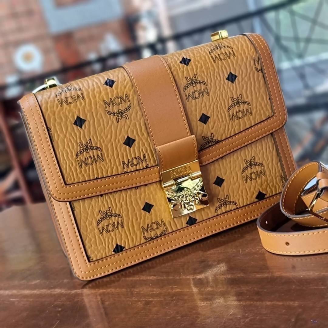 M.C.M TRACY SHOULDER BAG IN VISETOS คอลเลคชั่นเทรซี่ใหม่ล่าสุด 2021 กระเป๋าสะพายไหล่ ดีไซน์ยูนีคในลวดลาย visetos เอกลักษณ์ ใช้ได้ในทุกโอกาส รอบนี้ไซส์ใหญ่จุใจ ใส่ของได้รัวๆ วัสดุหนังแคนวาสคุณภาพดีสลับหนังแท้ เปิด-ปิดด้วยตัวกดล็อคแน่นหนา ภายในโล่งกว้าง มีช