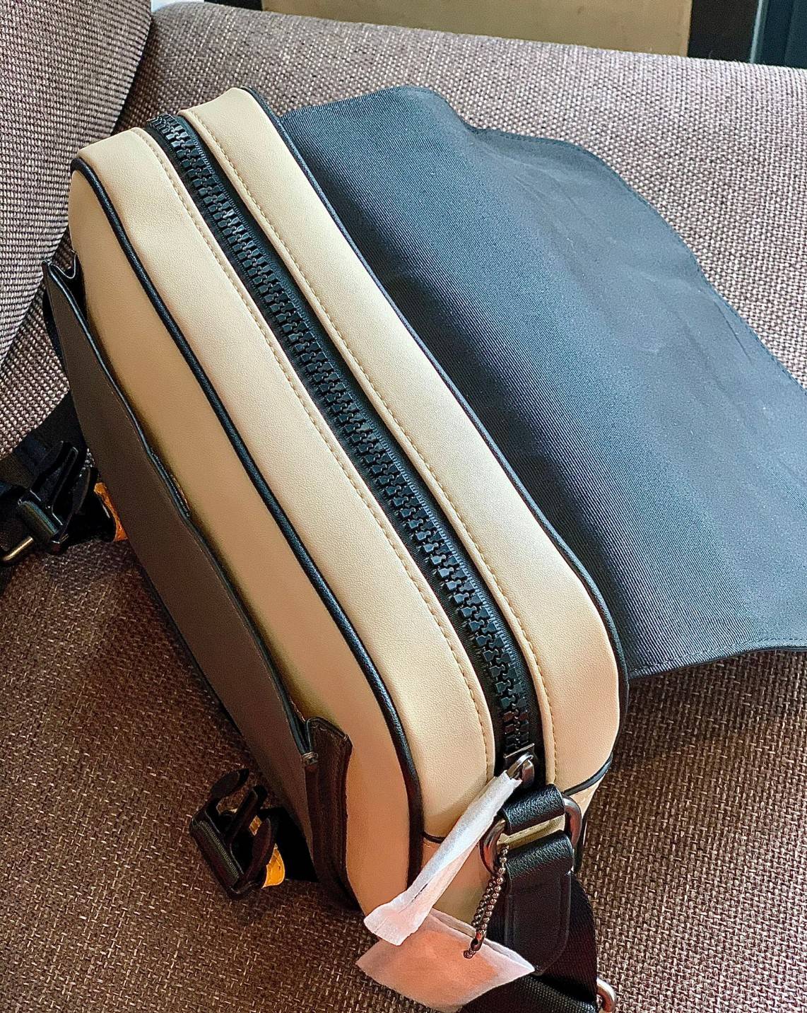 ไม่มีถือว่าพลาดมากๆ สำหรับรุ่นนี้ ใหม่เอี๋ยมเลยค่าา😘 COACH TRACK CROSSBODY IN COLORBLOCK ((4141//4021)) พร้อมส่งที่ไทย ใหม่ล่าสุดค่ะ! กระเป๋าสะพายครอสบอดี้ร์หรือสะพายข้าง หนังแท้ชั้นดีที่สุด หนังนิ่มสวยมากๆค่ะ ด้านหน้าเย็บป้ายหนังโลโก้แบรนด์ เปิดป