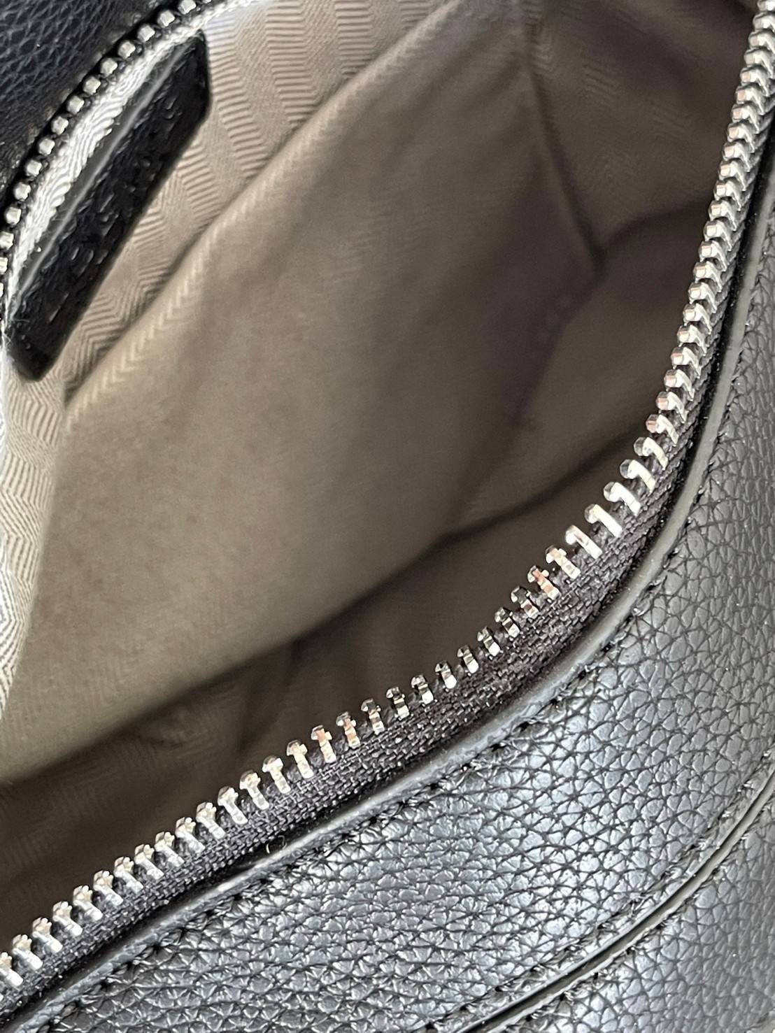 Loewe Puzzle Bag In Classic กระเป๋าทรง Puzzle นี้ออกแบบโดย Jonathan Anderson โดยได้รับแรงบันดาลใจในการออกแบบมาจากรูปทรงของลูกรักบี้ ดังนั้น จึงจะเห็นได้ว่าการตัดเย็บและรูปทรงของกระเป๋านั้นคล้ายคลึงกับลูกรักบี้ รูปทรงดูมินิมอลไม่ทิ้งคอนเซ็ปต์ของแบรนด์ สามา