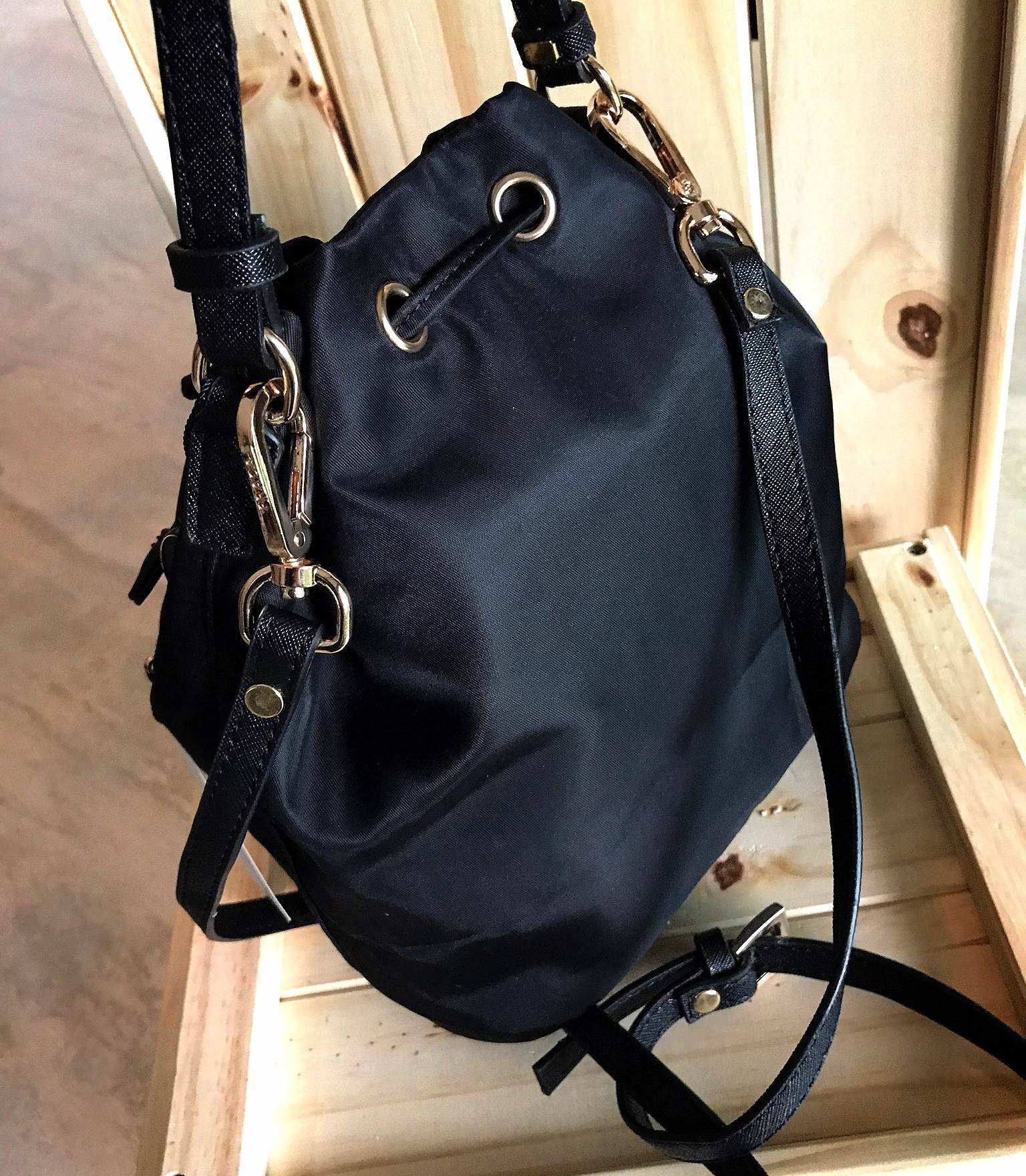 งานมินิน่ารัก🌸🌼 เข้าแล้วคะ งานพรีเมี่ยมกิ้ฟ จากเคาเตอร์ต่างประเทศคะ มาฝาก จากแบรนด์ PRADA **premiumgift ค่า เป็นกระเป๋าผ้า nylon silk **ไซส์มินิ เนื้อหนาซับในอย่างดี จุดเด่นคือ กระเป๋าสามารถ ปรับ ได้ 2 ทรงคือ ผูกเชือกกระเป๋า หรือ ดึงเชือกป