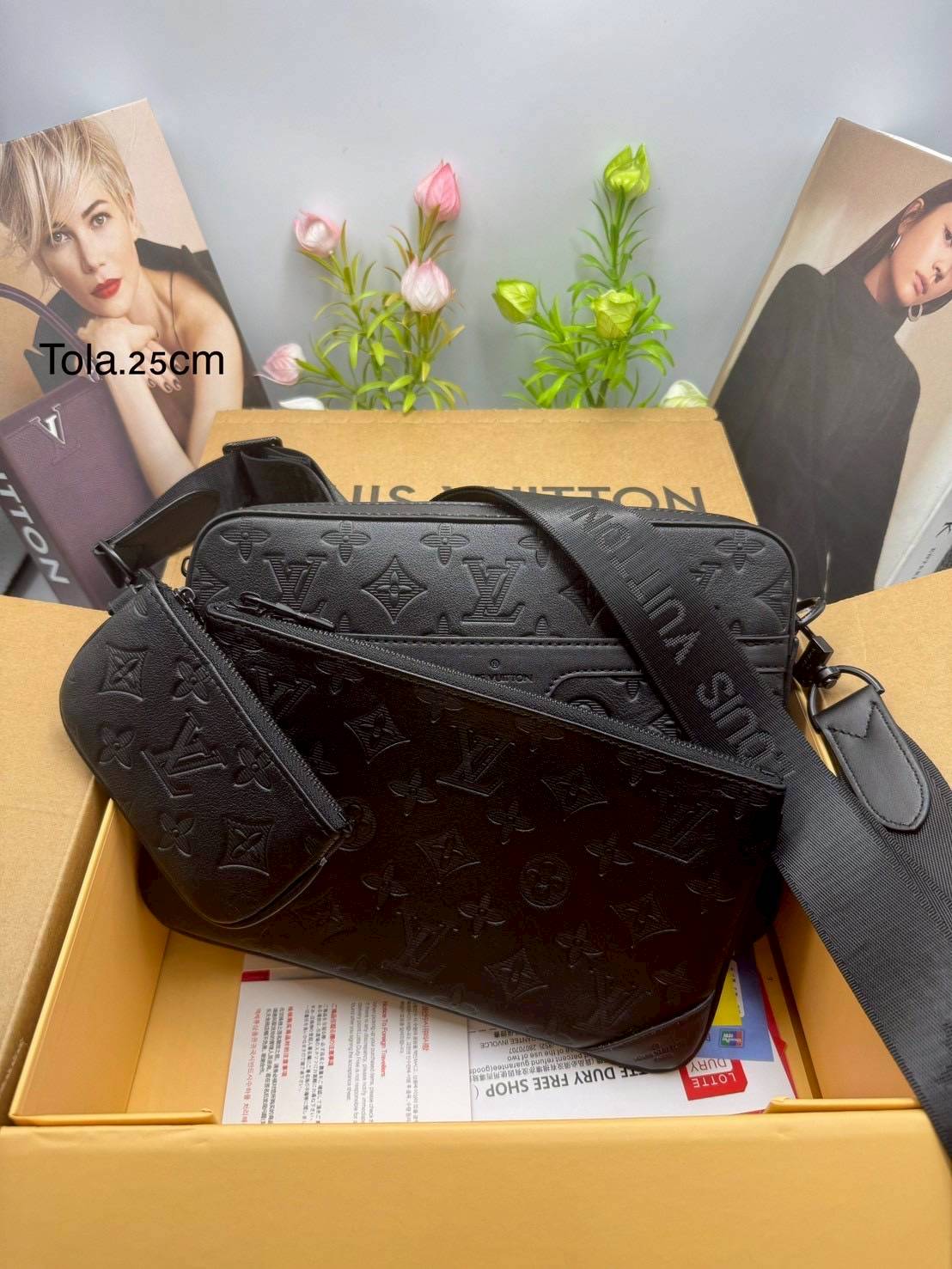 LV Trio Messenger bag Monogram-embossed กระเป๋าสะพายทรงแมสเซ็นเจอร์ ดีไซน์ทันสมัยในโทนสีสปอร์ต สีดำสุดคลาสสิกไฮคลาสอย่างลง ไอเท็มที่หนุ่มๆต้องไม่พลาด