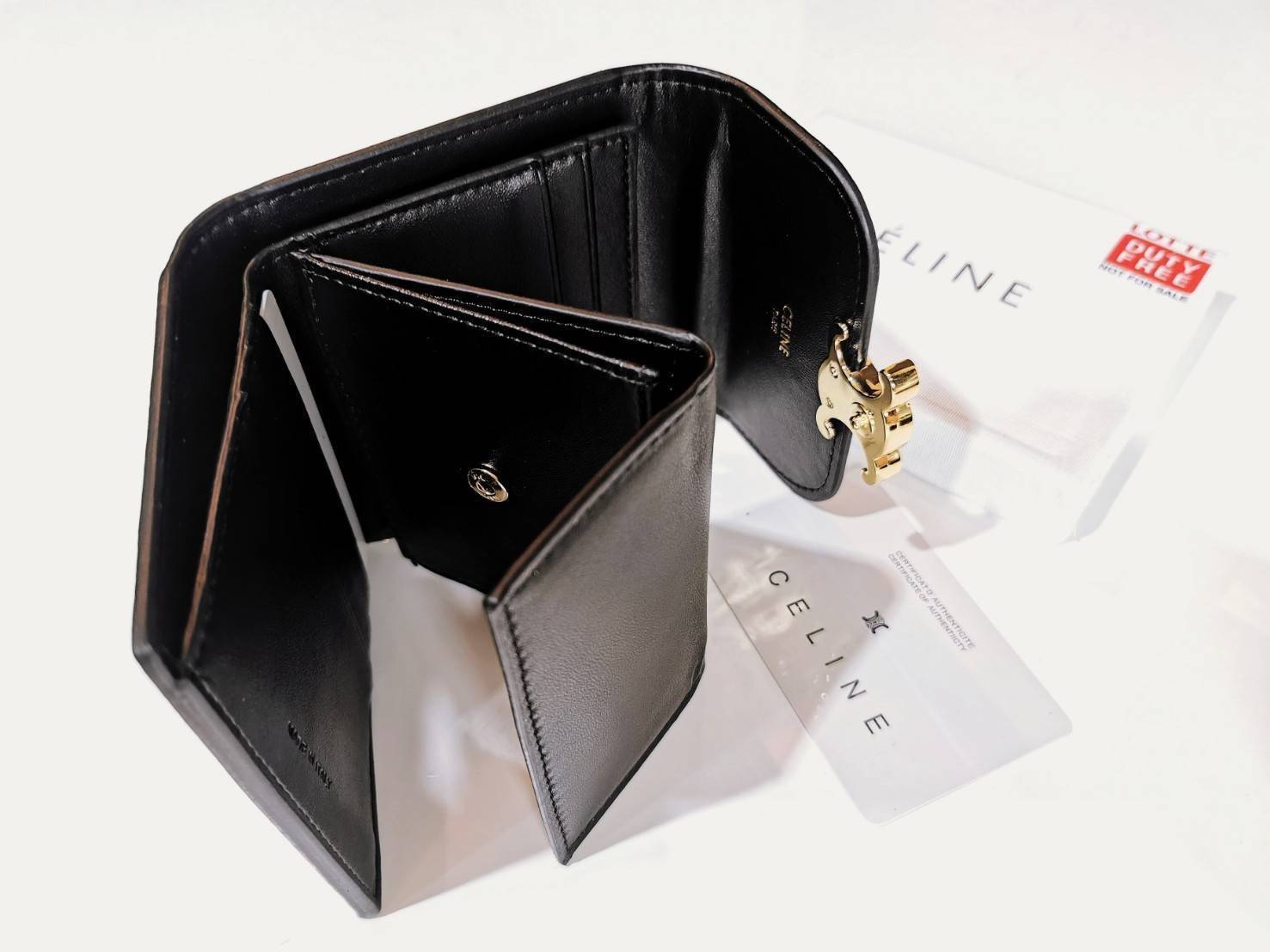 พรีเมี่ยมกิ๊ฟแท้ 100% 】CELINE SHORT WALLET VIP GIFT WITH PURCHASE (GWP) พรีเมี่ยมกิ๊ฟ Limited จาก CELINE HAUTE PARFUME DUTYFREE COUNTER หนังเรียบสวยอยู่ทรงมีโลโก้ด้านหน้าเปิดปิดด้วยฝาพับกระดุม