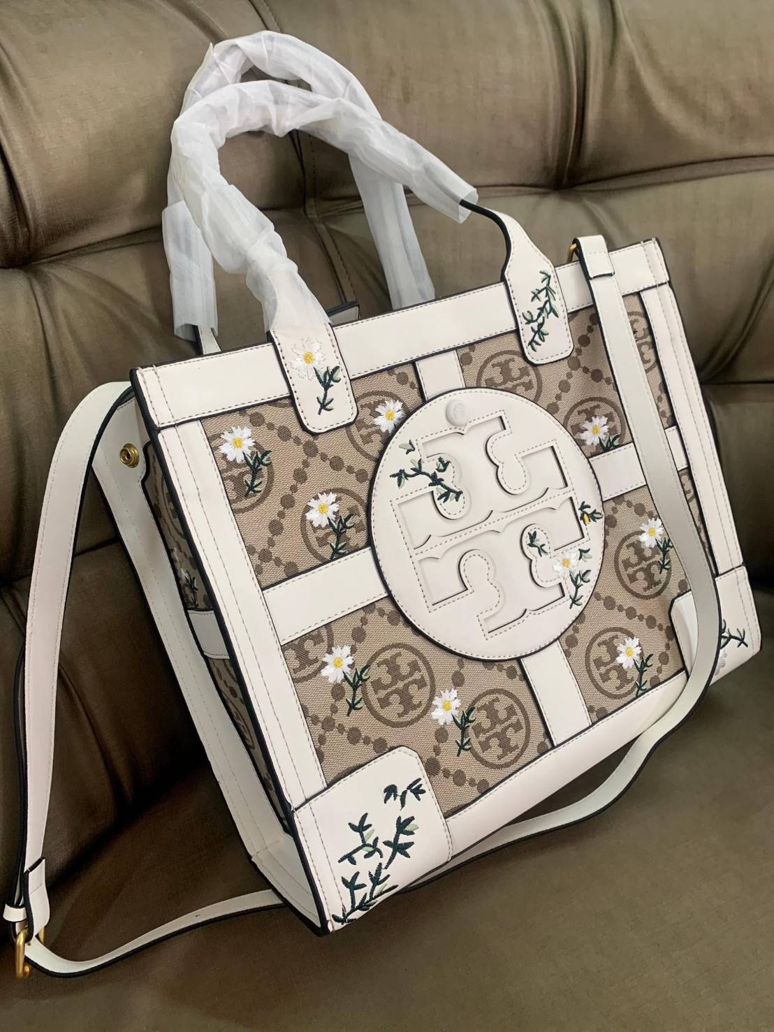 Tory Burch ella jacquard embroidered quadrant tote ลายโมโนแกรม (Monogram) (Material : Woven jacquard leather) ดีไซต์ลำ้เอกลักษณ์ที่โดดเด่น เป็นอีกหนึ่งรุ่นที่ Tory ฺBurch ภูมิใจนำเสนอ ใบใหญ่ค่ะ จุของได้เยอะ ใส่ A4 ได้ งานสวย ตั้งอยู่ทรง จุดเด่นของรุ่นนี้ค