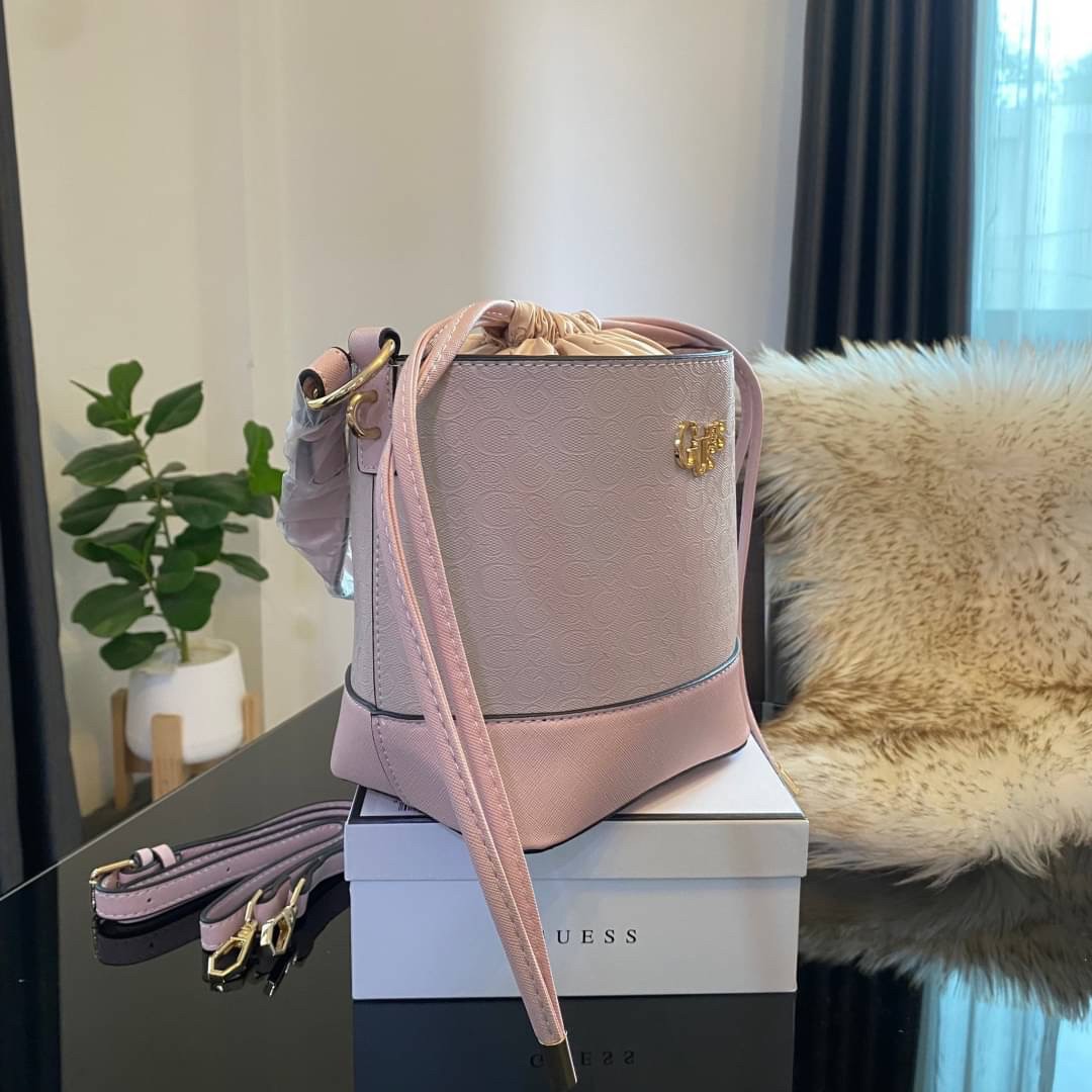 Guess Agata Bucket Handbag กระเป๋ารุ่นใหม่ล่าสุดทรงถังสุดน่ารัก พิมพ์ลายรอบใบ วัสดุ Saffiano PU คุณภาพดี นิ่ม น้ำหนักเบา ด้านหน้าประดับด้วยโลโก้แบรนด์สวยโดดเด่น เปิด-ปิดด้วยเชือกหนังใช้หูรูดปลายเชือกประดับอะไหล่ทองสะดวกใช้ ด้านในโล่งกว้างมีช่องเล็กสำหรับใ