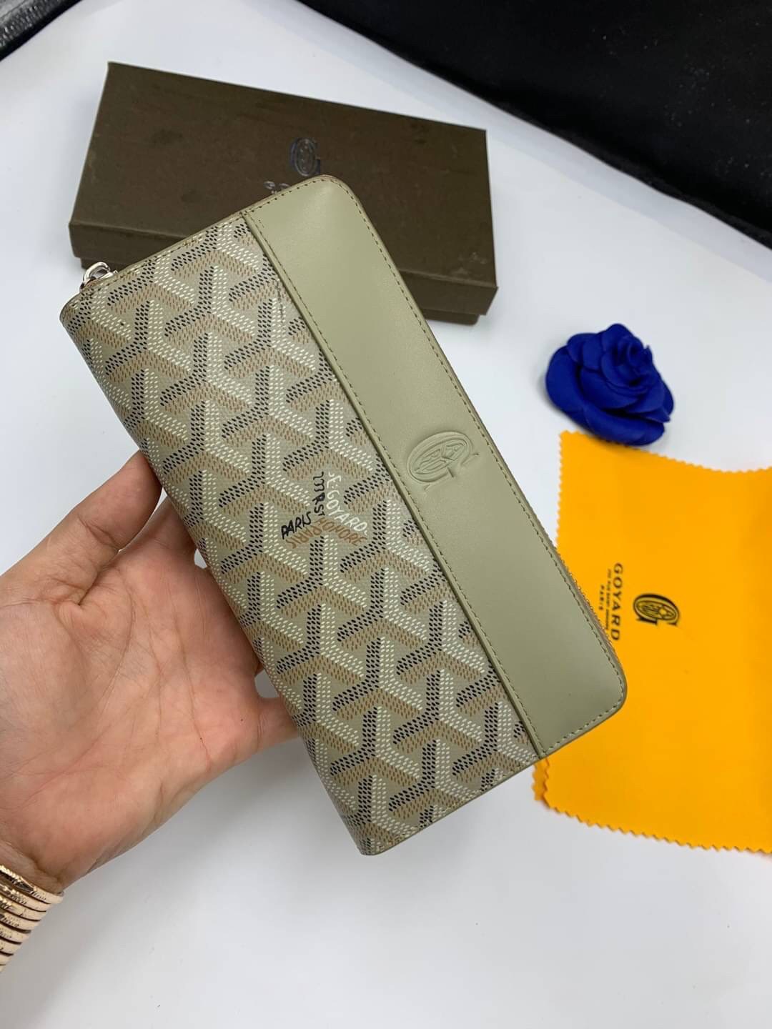 VIP GIFT 】GOYARD round zipper Matignon Long Wallet กระเป๋าสตางค์ซิปรอบใบยาว พร้อมส่ง 6 สี เหมาะกับการใช้งานทุกรูปแบบ นอกจากเพิ่มความมั่นใจแล้ว ยังทำให้ชีวิตของเราง่ายขึ้นอีกด้วย โดยการเปิดปิดแบบซิปรอบ สามารถใส่ธนบัตร เหรียญ บัตรต่างๆได้หลายใบเลยทีเดียว ขน