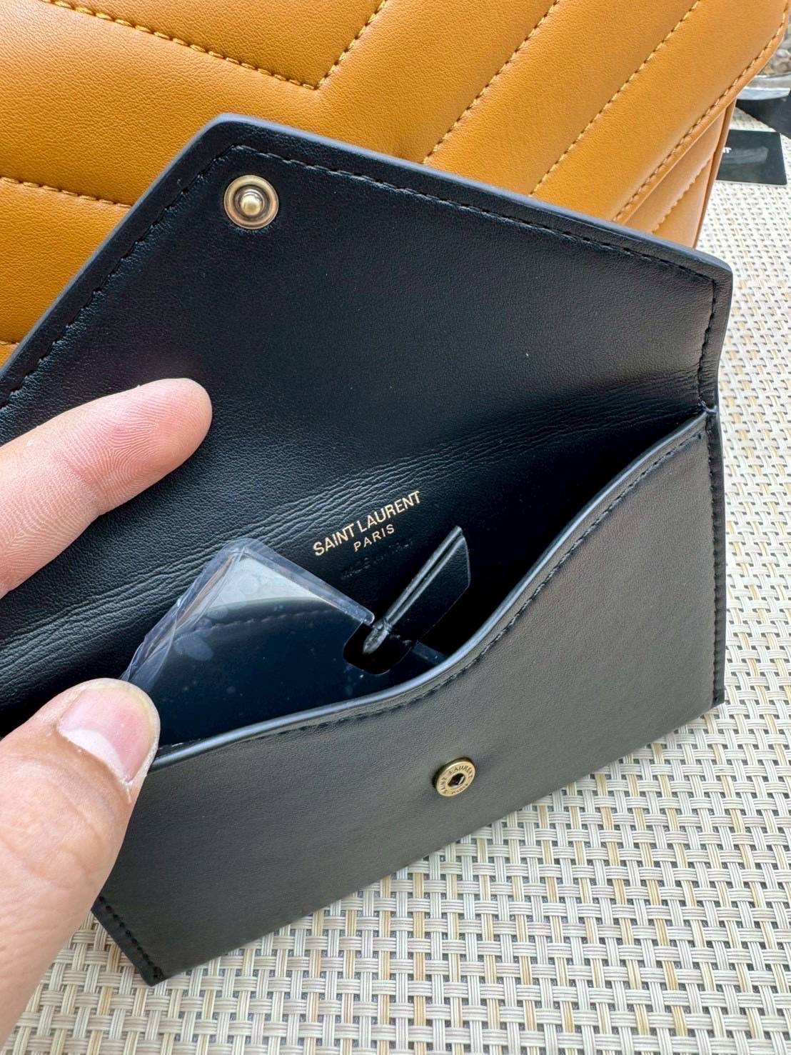 ORI หนังแท้ | 28cm YSL LOULOU medium in MATELASSÉ กระเป๋าสะพายสายโซ่าีทองหรูหรา งานหนังแท้เนื้อนุ่มตะเข็บเย็บลายเชฟรอนสวยหรูโดดเด่นเป็นเอกลักษณ์ 🤍 เกรดออริจินอล หนังแท้