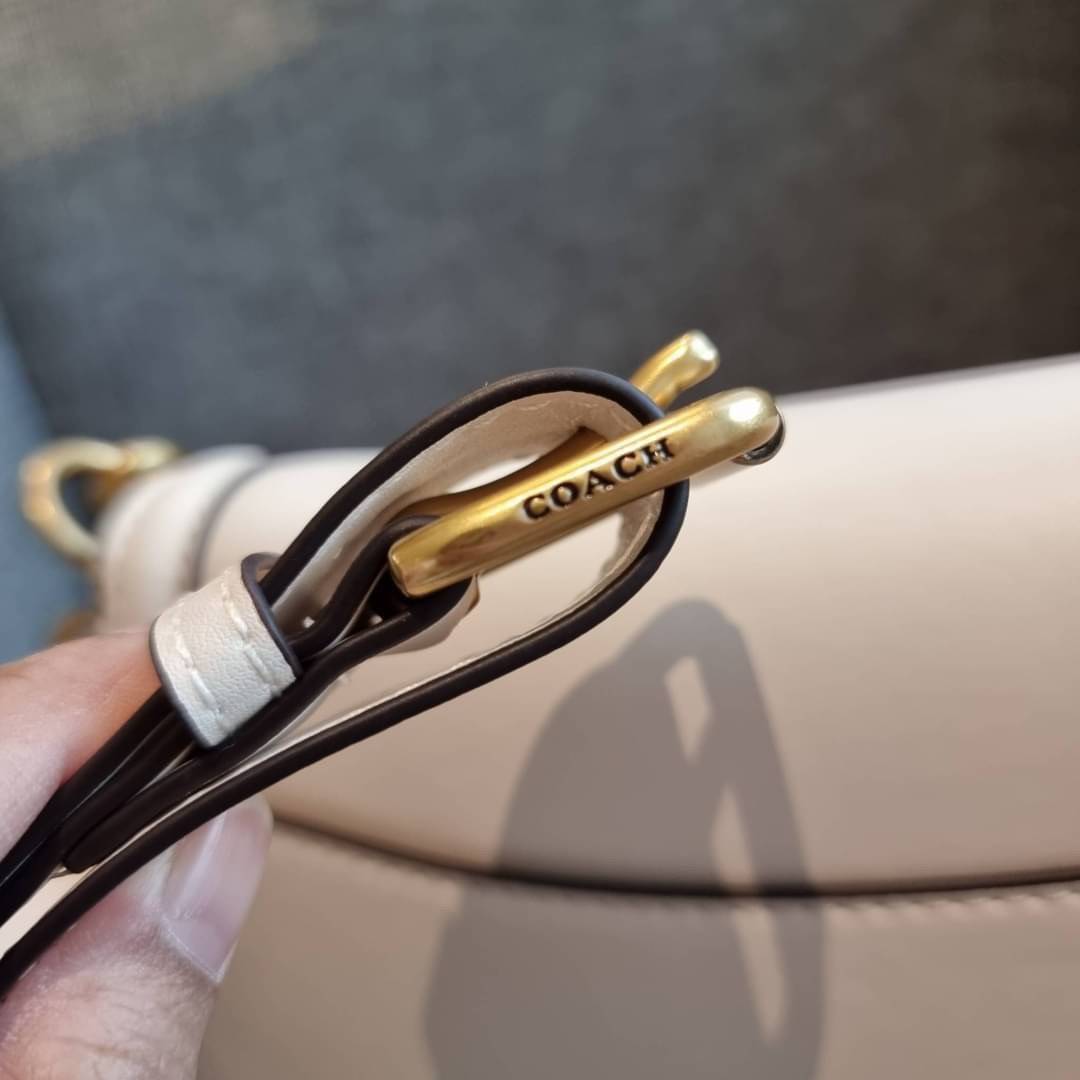 COACH C0749 BEAT SADDLE BAG The best item! ที่สาวๆรอคอย! ฮอตไฟลุก! สีหายาก ละมุนคุณหนู คอลเลคชั่นใหม่ ดีไซน์หรูหรา พิเศษมากๆมาพร้อมสายสะพาย 2 เส้น ใช้คู่กันหรือแยกสะพายก็สวยครบสูตร กระเป๋าสะพายทรง saddle คลาสสิค วัสดุหนัง glove-tanned ทนทาน เปิด-ปิดด้วยกร