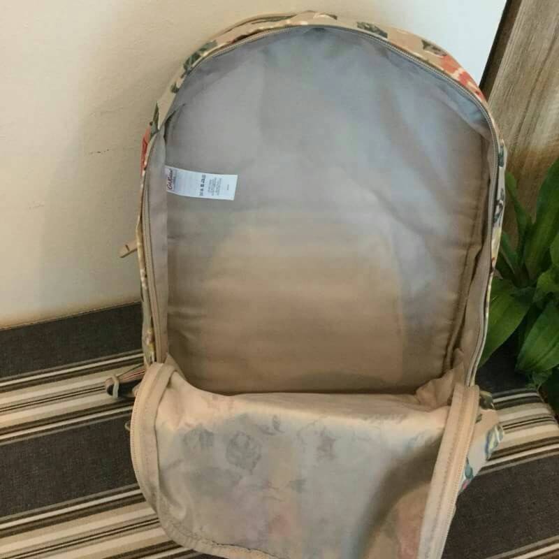 Cath Kidston Backpack Bag กระเป๋าสะพายสไตล์ vintage เป็นอีกรุ่นที่สาวๆ ถามถึงเยอะค่ะ วัสดุเป็น Canvas เคลือบ PVC กันน้ำ ทำความสะอาดง่าย น้ำหนักเบา เปิดปิดด้วยซิปรอบสะดวกใช้ ด้านหน้าประดับโลโก้ Cath Kidston พร้อมช่องซิปเล็กด้านนอกใส่กระเป๋าสตางค์ มือถือได้