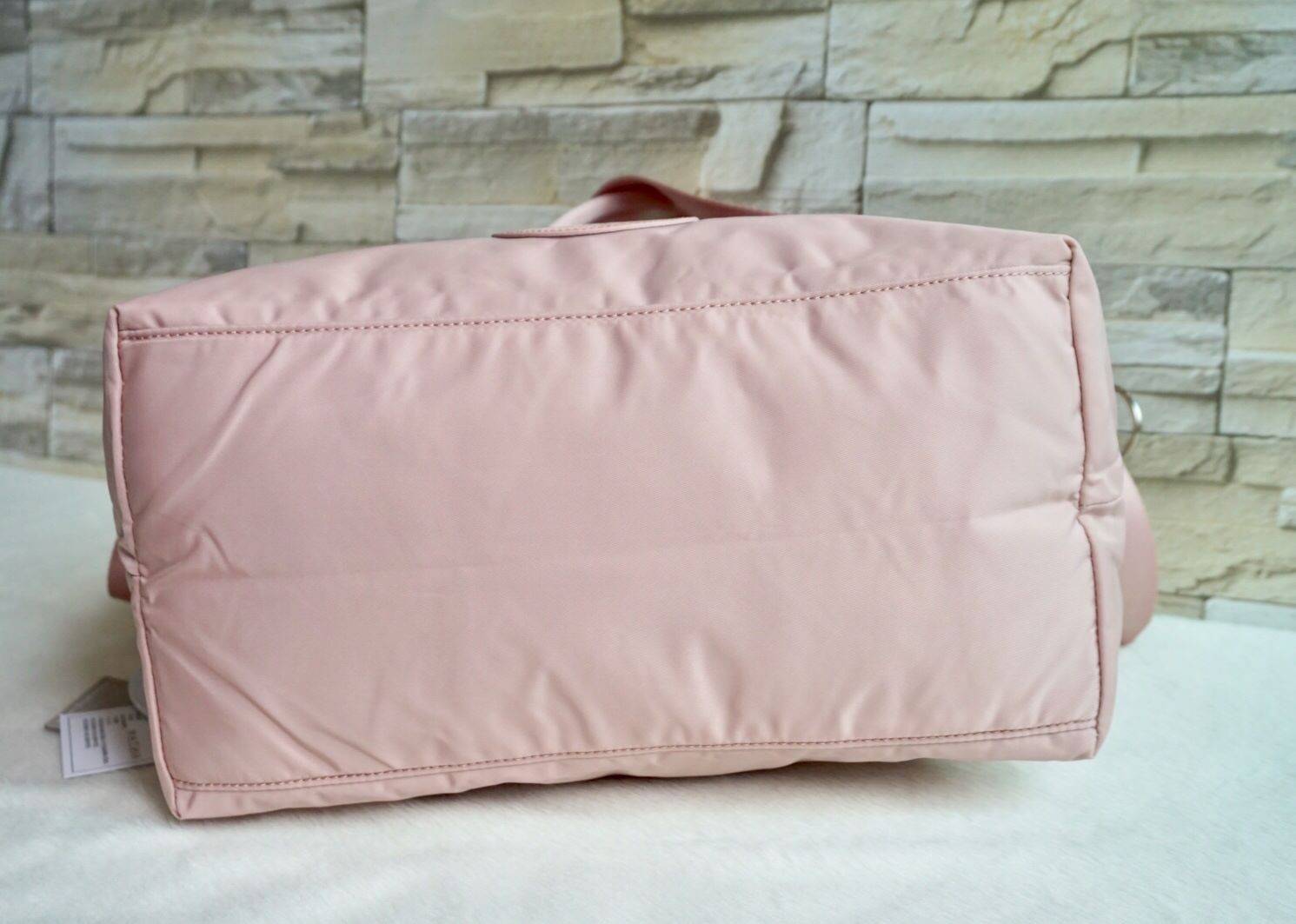 Kipling Tiram Handbag 2018!!! Kipling factory oem HK กระเป๋าสะพายใบใหญ่ วัสดุไนล่อนคุณภาพสูง กันน้ำ ระดับนึงเลยค่ะ สามารถถือได้ สะพายข้างได้ เปิดปิดกระ แบบซิปคู่ ภายในกระเป๋าโล่งกว้าง มีข่องซิป ช่องเล็ก และ ช่องขนาดกลางเสริมนวมให้ด้วยค่ะ พร้อมสายห้อยกุญแจ