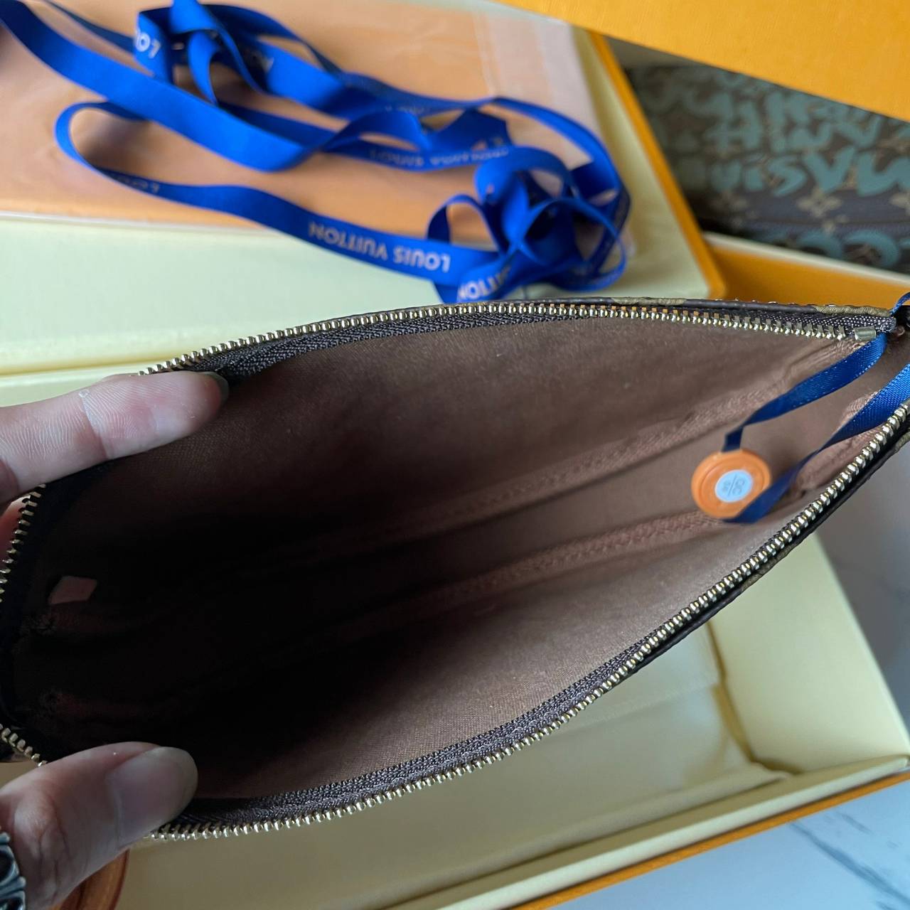 หนังแท้ LOUIS VUITTON MONOGRAM POCHTE ACCESSORIES BAG ลายใหม่ล่าสุด พร้อมส่งที่ไทย โดดเด่นด้วยรูปทรงอันเป็นเอกลักษณ์และรายละเอียดแบบคลาสสิก ภาพถ่ายสินค้าจริง ไอเท็มนี้สวยน่าใช้สุดคุ้มมากๆ ห้ามพลาดเลยค่ะ!