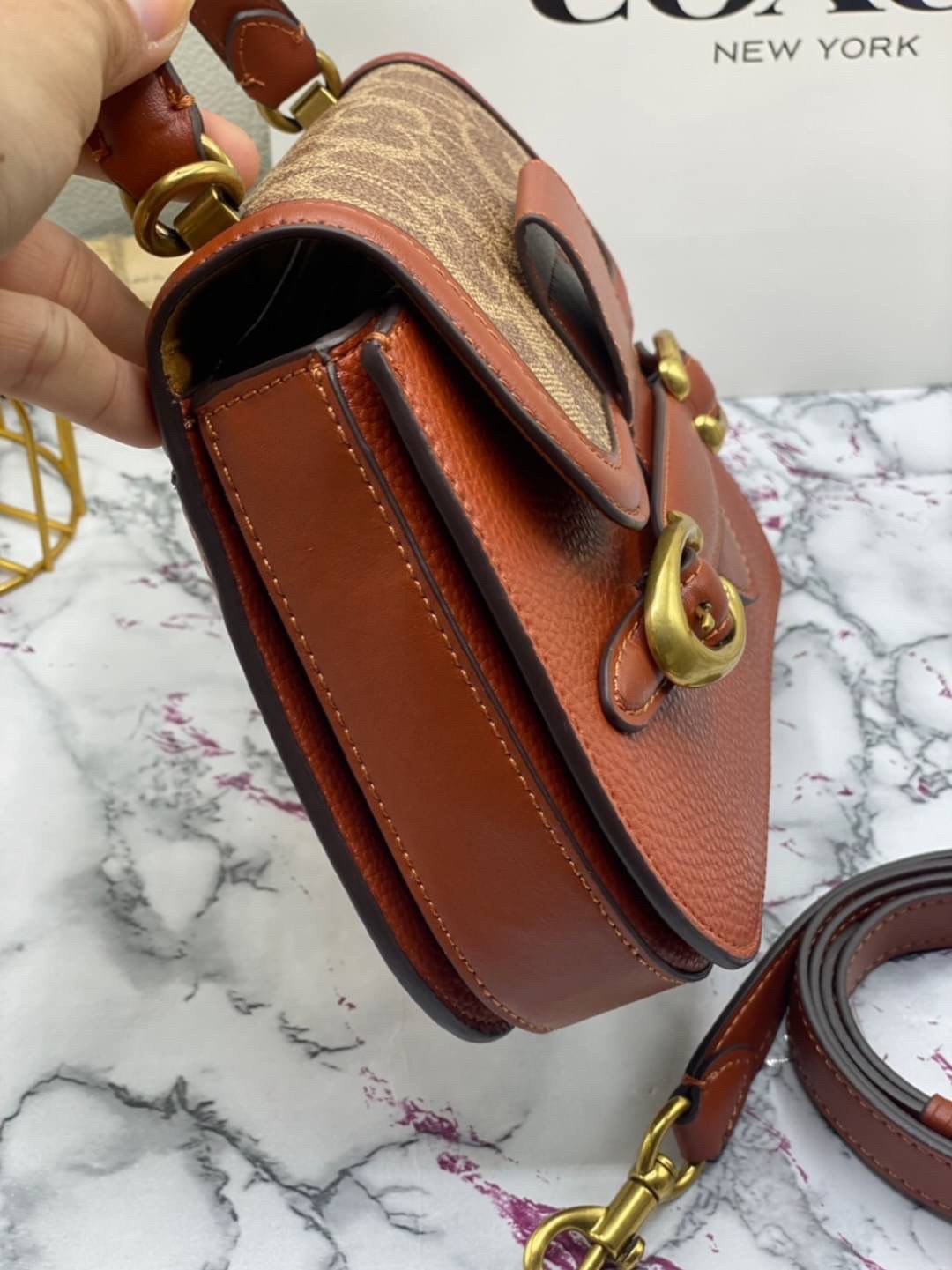 มาใหม่ กรุบกริบ สวย หรูมาก พร้อมส่งที่ไทย COACH SHOULDER BAG กระเป๋าสะพายครอสบอดี้ร์ มีหูถือได้ ใช้งานได้ 2 แบบเลยค่ะ วัสดุหนังแท้ชั้นดีที่สุด! หนังสวย บวกกับอะไหล่แบรนด์ที่ดูเด่นคลาสสิคตรงด้านหน้าค่ะ ใบจริงทั้งสวย ทั้งดูดี คลาสสิค มากๆด้วย แมทได้กับทุกชุ