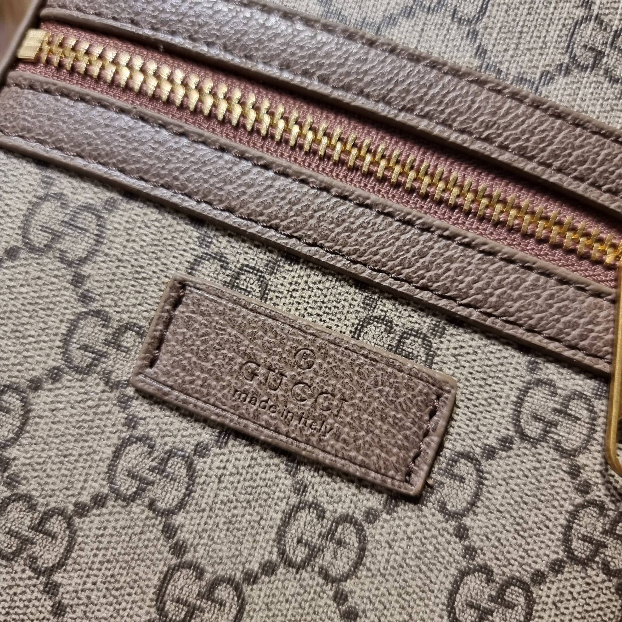 VIP 】GC VIP MINI MESSENGER CROSSBODY BAG กระเป๋าสะพายข้างพรีเมี่ยมกิ๊ฟลุคสปอร์ต เรียบแต่แอบหรู ไซส์มินิ น่าใช้!! วัสดุหนังแคนวาส ไม่ต้องห่วงเรื่องความทนทาน ✔️ ตกแต่งสายคาดหรู เท่ ดีไซน์สีตามสัญลักษณ์แบรนด์ เข้ากันมากๆ!! เปิด-ปิดด้วยซิป ด้านหน้ามีช่