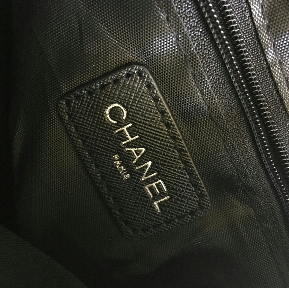 Chanel VIP Gift Backpack (พร้อมส่งโลโก้ขาว) สินค้าเป็นของแท้ ใหม่จากเค้าเตอร์เครื่องสำอาง/น้ำหอมแบรนด์ กระเป๋าเป้ของแท้จาก Chanel VIP Gift Bag วัสดุไนล่อน หัวซิปทำจากหนังปั้มชื่อแบรนด์ ด้านในเป็นช่องกว้าง และมีช่องซิปเล็ก ตัวสายสะพายด้านหลังเลื่อนปรับได้ค