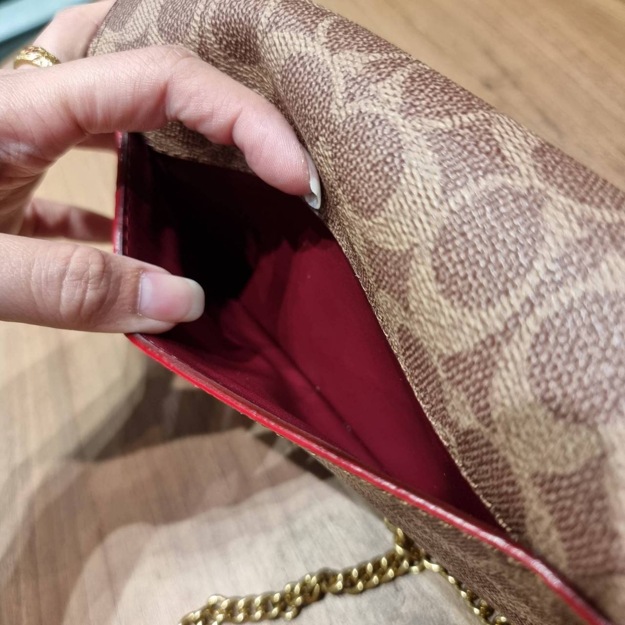 COACH C0838 ASTER CROSSBODY IN SIGNATURE CANVAS คอลเลคชั่นใหม่ล่าสุด กระเป๋าสะพายสวยอยู่ทรง ดีไซน์ไม่ซ้ำใคร จะสายคุณหนู สายถ่ายรูป ได้ใบนี้ไปยังไงก็ปังเว่อร์!! วัสดุหนังแคนวาสเคลือบลายสลับหนังแท้ เปิด-ปิดด้วยตัวบิดล็อค ชั้นในมีฝากระดุมปิดช่องย่อยอีกช่อง แ