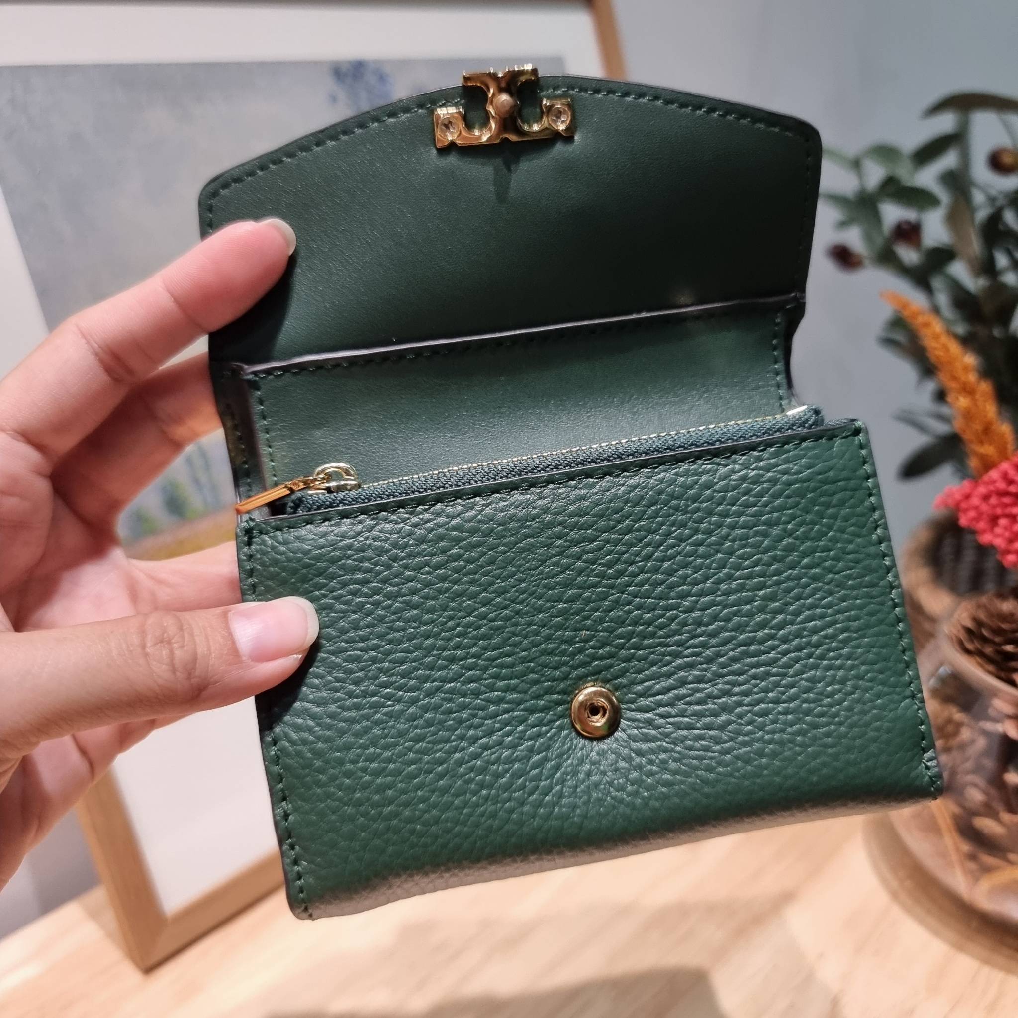 TORY BURCH KIRA MIXED MATERIALS MEDIUM FLAP WALLET กระเป๋าสตางค์ใบกลาง รุ่นยอดนิยม ดูหรูหรา ดูแพง ดีไซน์คลาสสิค ขนาดกำลังพอเหมาะ