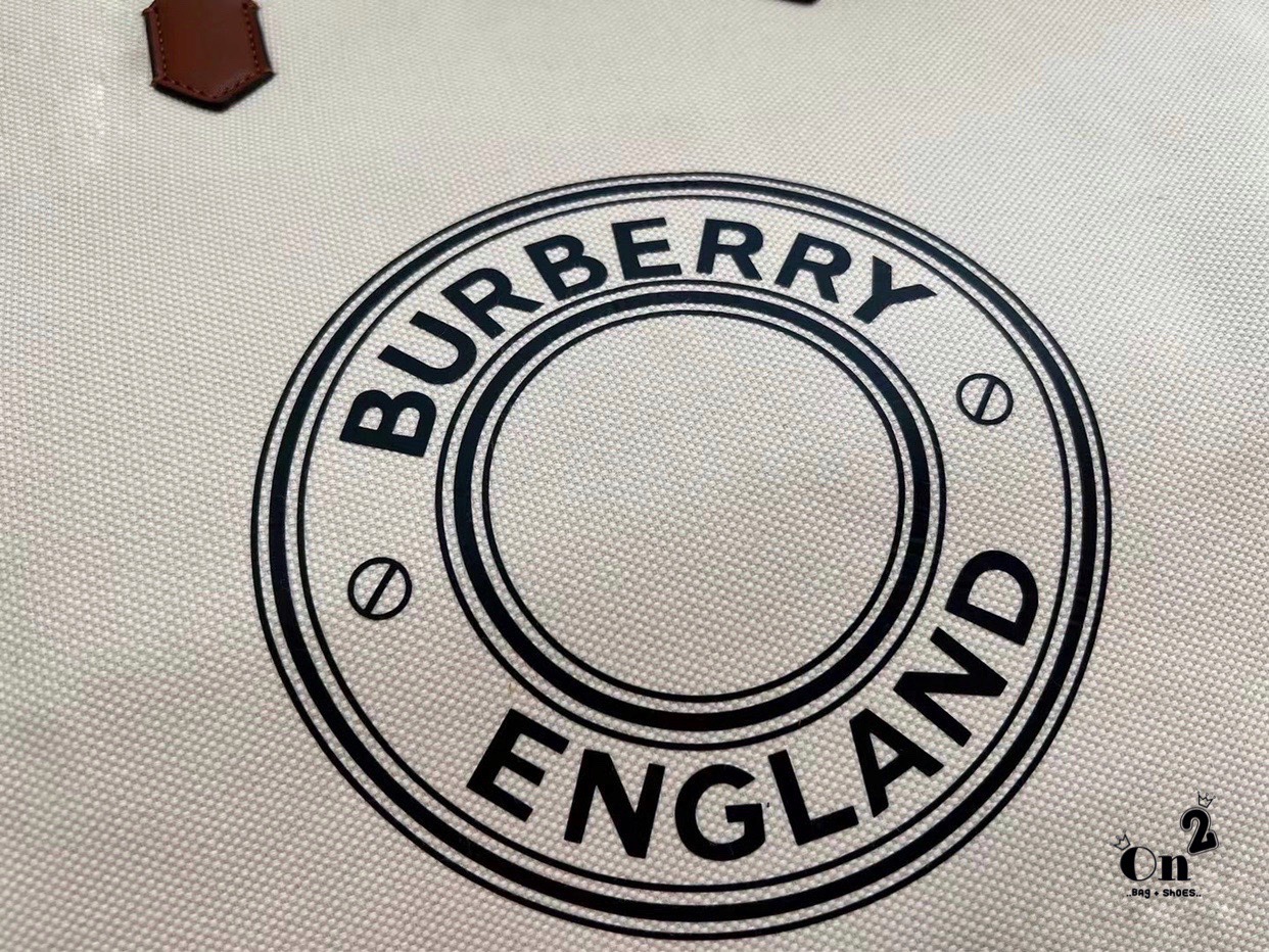 VIP 🥂 Burberry tote bag / BURBERRY FRAGRANCES TOTE BAG กระเป๋าสะพายทรงโท้ทผ้าแคนวาส ตัดขอบหนัง การตัดเย็บเดินด้ายสวยงามเลอร์ค่ามาก ดีไซน์สวย ทรงหรูดูไฮ รุ่นหายาก เป็นอีกหนึ่งรุ่นที่ดาราเซเลป ใช้กันเยอะมาก ประดับกระดุมแบรนด์สีทอง ที่มุมปากกระเป๋าทั