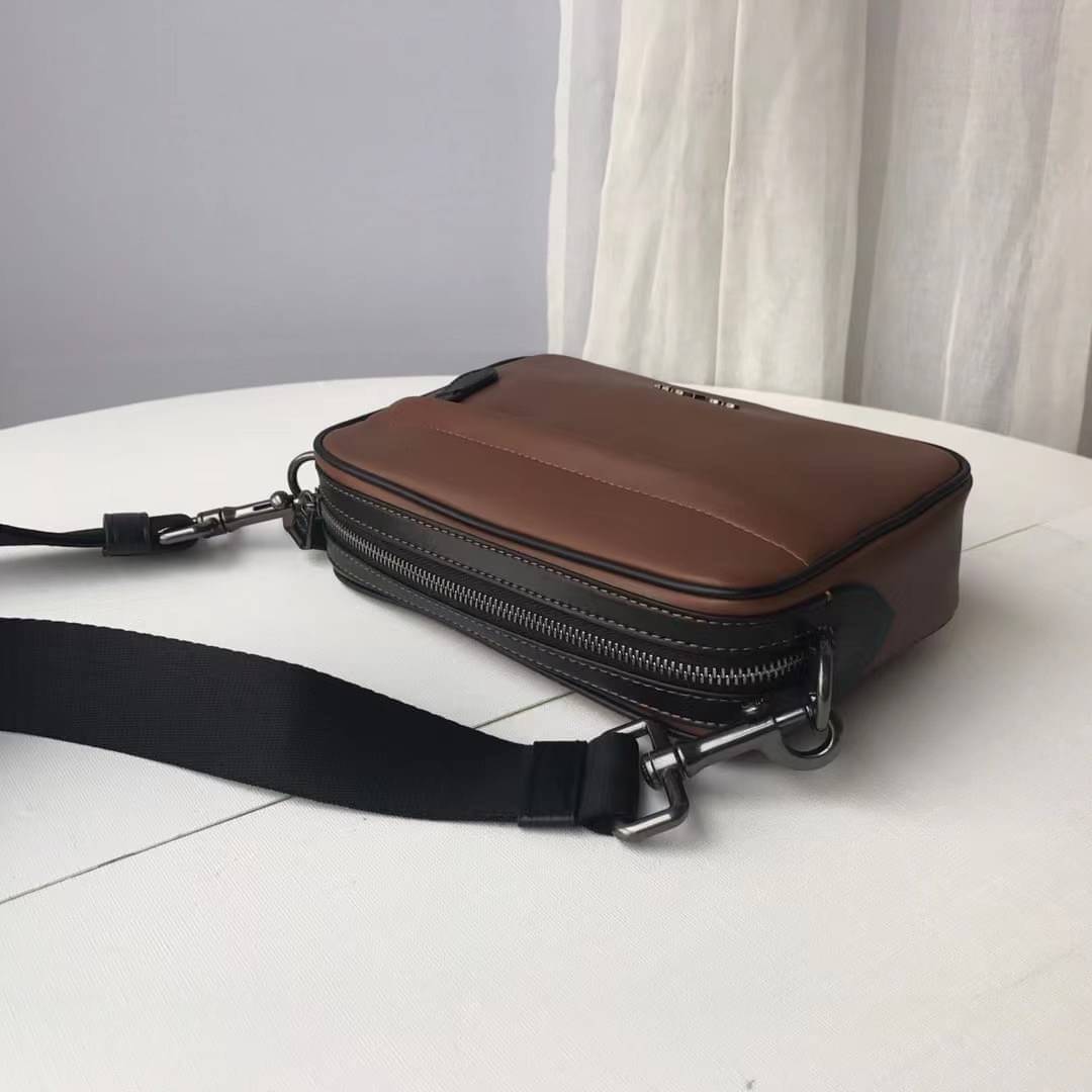 3สีเข้าใหม่งานคุณภาพอีกแล้วคับท่านน ทั้งสี ทั้งหนังสวยมากๆค่าา!! COACH GRAHAM CROSSBODY BAG ((39946)) พร้อมส่ง! กระเป๋าสะพายแบบครอสบอดี้ร์ ใช้ได้ทั้งชาย//หญิง หนังแท้อย่างดี เรียบหรูค่ะ ด้านหน้ามีช่องซิปซ่อนให้หนึ่งช่อง ช่องซิปหลักกว้าง ใส่ของจำเป็นได้ครบ