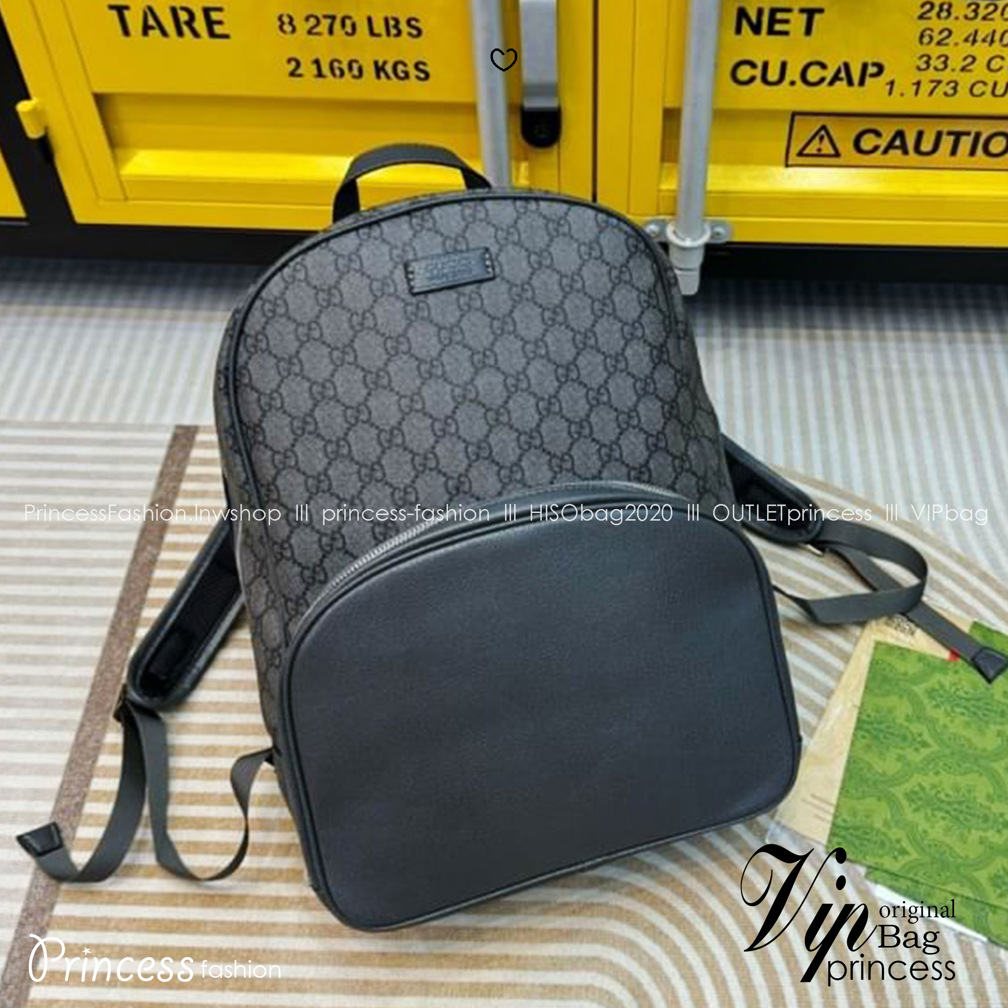 GUCCI Medium GG backpack with tag กระเป๋าเป้ ดีไซน์เรียบหรู มีช่องซิปหน้างานหนังใส่ของจุกจิกได้ ตัวกระเป๋าแคนวาสพิมพ์ลาย GG Supreme สวยงามเหนือกาลเวลา
