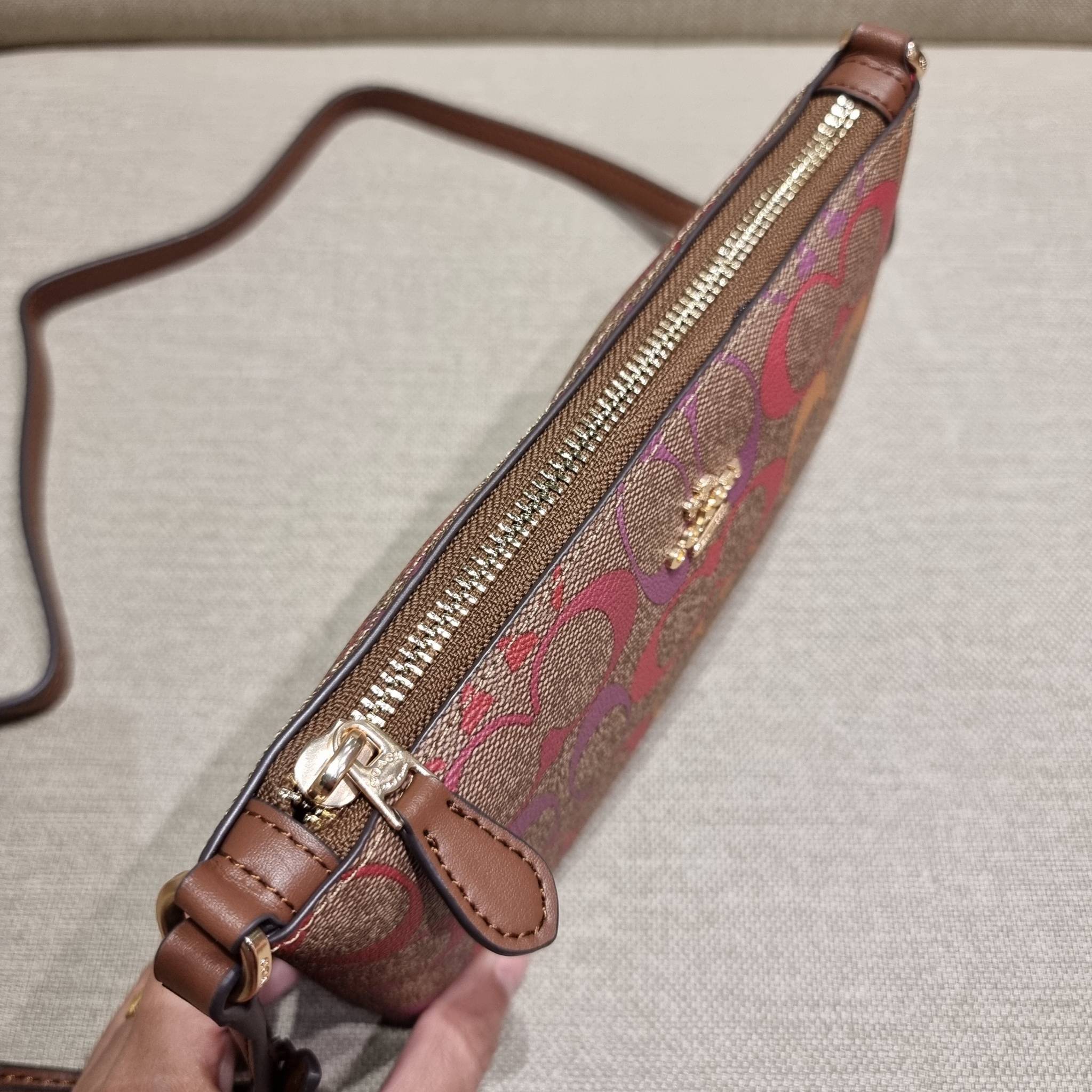 COACH C1653 ZIP TOP CROSSBODY IN RAINBOW SIGNATURE CANVAS คอลเลคชั่นใหม่ ปังและสวยไปอีกหนึ่ง สาวๆตามหาต้องไอเท็มนี้ กระเป๋าสะพายข้าง ใช้งานง่าย สายสะพายในตัว ปรับได้สบายๆ ดีไชน์รูปทรงออกมาคลาสสิค น่าใช้ วัสดุหนังแคนวาส เปิด-ปิดด้วยซิป ภายในเป็นช่องโล่ง มี