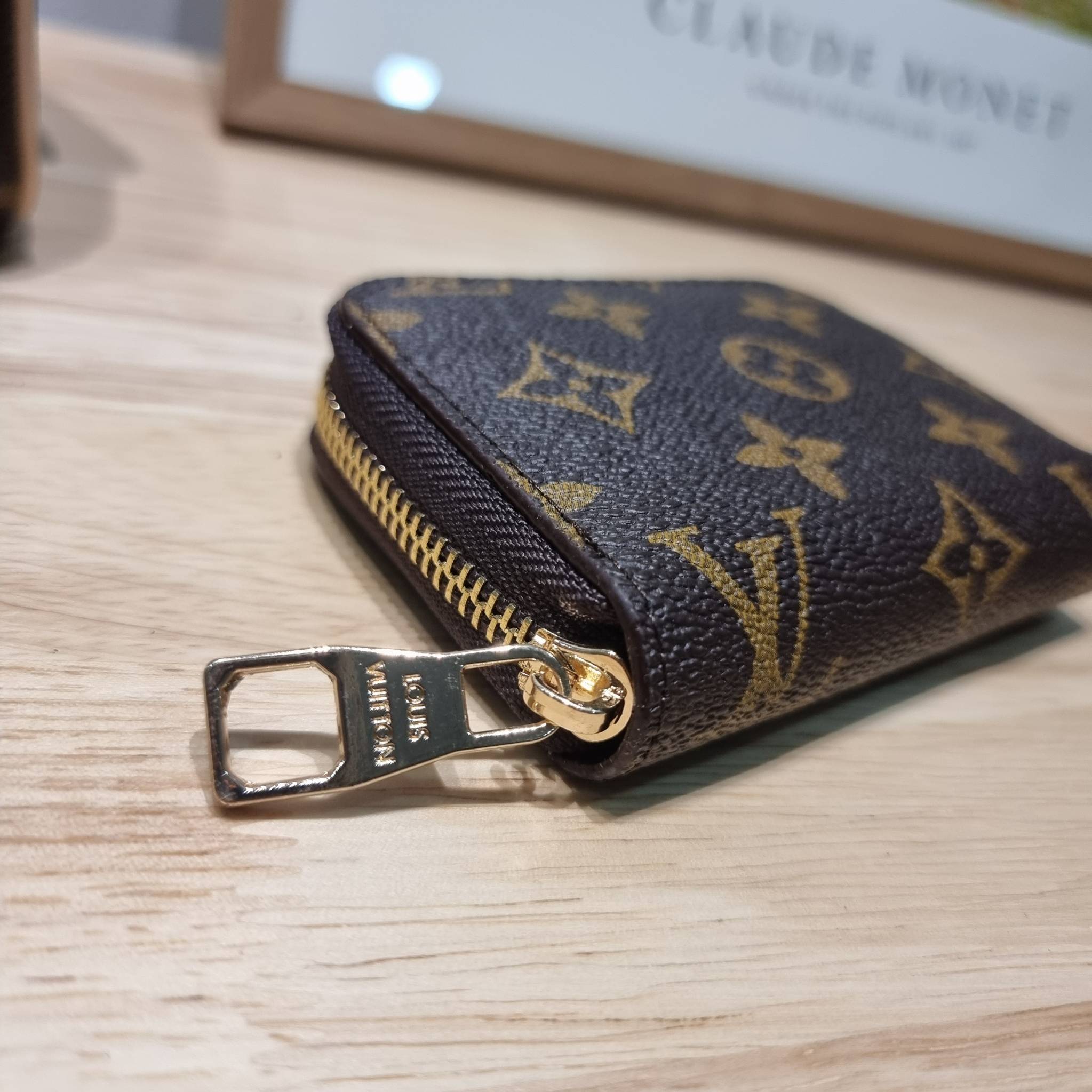 Set 3 ใบ LV Speedy Bandoulière 20 New in!! กับ box set ชวนสะสม ที่จับเอารุ่นยอดฮิต มามิกซ์รวมกับไอเท็มสุดคุ้มของมันต้องมี!! จัดเรียงให้อยู่ในกล่องสุดหรู ไม่ว่าจะตัวกระเป๋า กระเป๋าสตางค์ กระเป๋าจิ๋ว ใบไหนๆก็นำมาใช้งานได้จริง คุ้มค่ามากๆ แถมฟรี! ริบบิ้นลายล