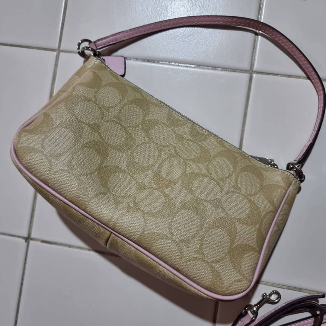 COACH F58321 TOP HANDLE POUCH อีกรุ่นฆ่าไม่ตาย!! 😎 ขายดีขายหมด ขายรวยขายปังๆ!! กระเป๋าพอชจากโค้ช ทรงใช้งานง่าย สะดวก กะทัดรัด วัสดุหนังแคนวาสเคลือบคุณภาพดี มาพร้อมสายคล้องในตัว และสายสะพาย crossbody ปรับเปลี่ยนได้ตามสไตล์ อีกหนึ่งไอเท็มที่สาวๆต้อง