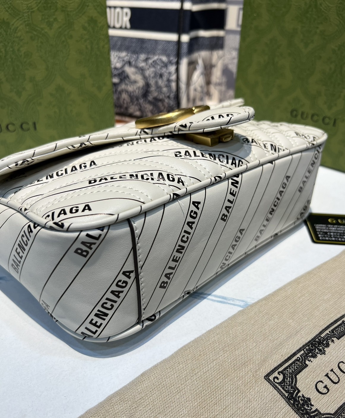 หนังแท้ GUCCI The Hacker Project small GG Marmont bag Balenciaga print leather คอลเลคชั่นผสมผสานเอกลักษณ์ความหรูของ 2 แบรนด์ดัง ที่ยอดขายดีตั้งแต่วันแรกที่ลง shop ด้วยรูปทรงที่กะทัดรัด ตอบโจทย์ได้ทุกลุค ทุกไลฟ์สไตล์ ใช้งานได้ง่ายคล่องตัว เรียกได้ว่าใครไม่