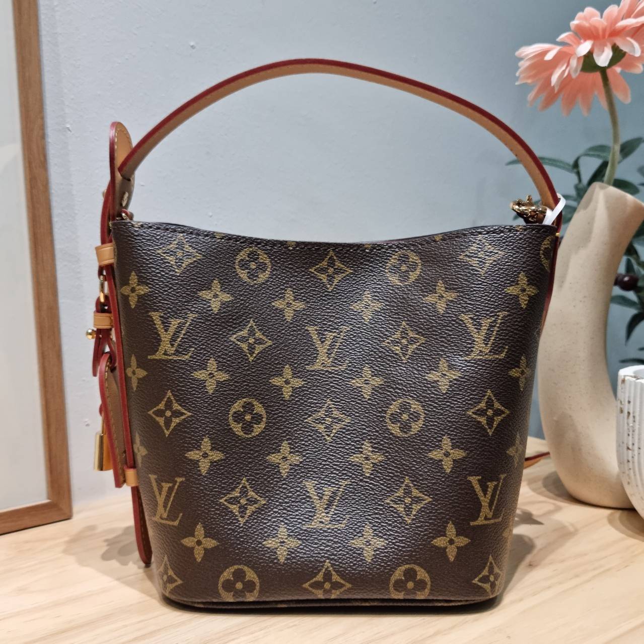 LV All In BB Bag กระเป๋าทรงบัคเก็ตที่มาแรงมากๆตอนนี้ พร้อมสีใหม่ต้อนรับวาเลนไทน์ รูปทรงคลาสสิคสะดวกใช้ ดีไซน์ลูกเล่นสนุกๆ