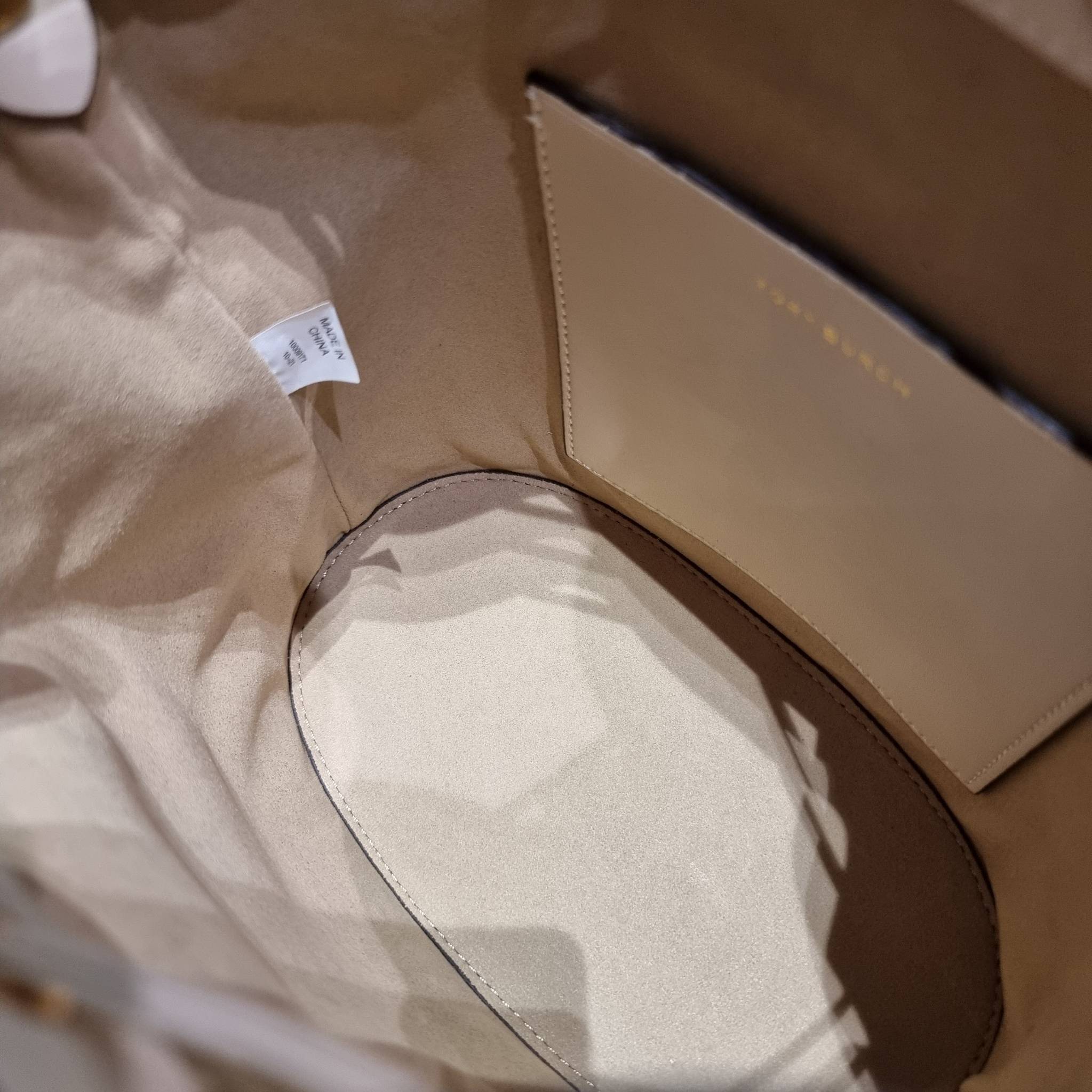 TORY BURCH T MONOGRAM FLORAL BUCKET BAG คอลเลคชั่นใหม่ พร้อมเสิร์ฟความสวยให้ถึงบ้าน!! กระเป๋าบัคเก็ตทรงยอดนิยม ดีไซน์ใหม่ล่าสุด สไตล์งานคราฟ มีลูกเล่นประดับดอกไม้กับตัวกระเป๋า และตัวรูดสาย วัสดุผ้า jacquard ตัดสลับหนังแท้ หูจับและขอบกระเป๋าตกแต่งลายสานสวย