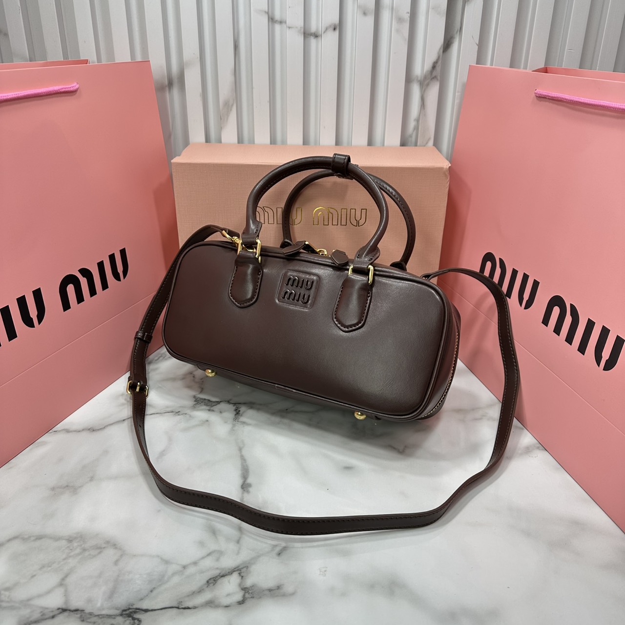 ORI หนังแท้ | MIU MIU Arcadie leather bag Large 27cm กระเป๋าสะพายทรงโฮโบใบใหญ่ ลุคลูกคุณหรูหราน่ารักๆเก๋ๆ สวยดูแพง หูจับในตัวง่ายและสะดวกพกพา มาพร้อมสายสะพายข้างภายในโล่งกว้างมาก