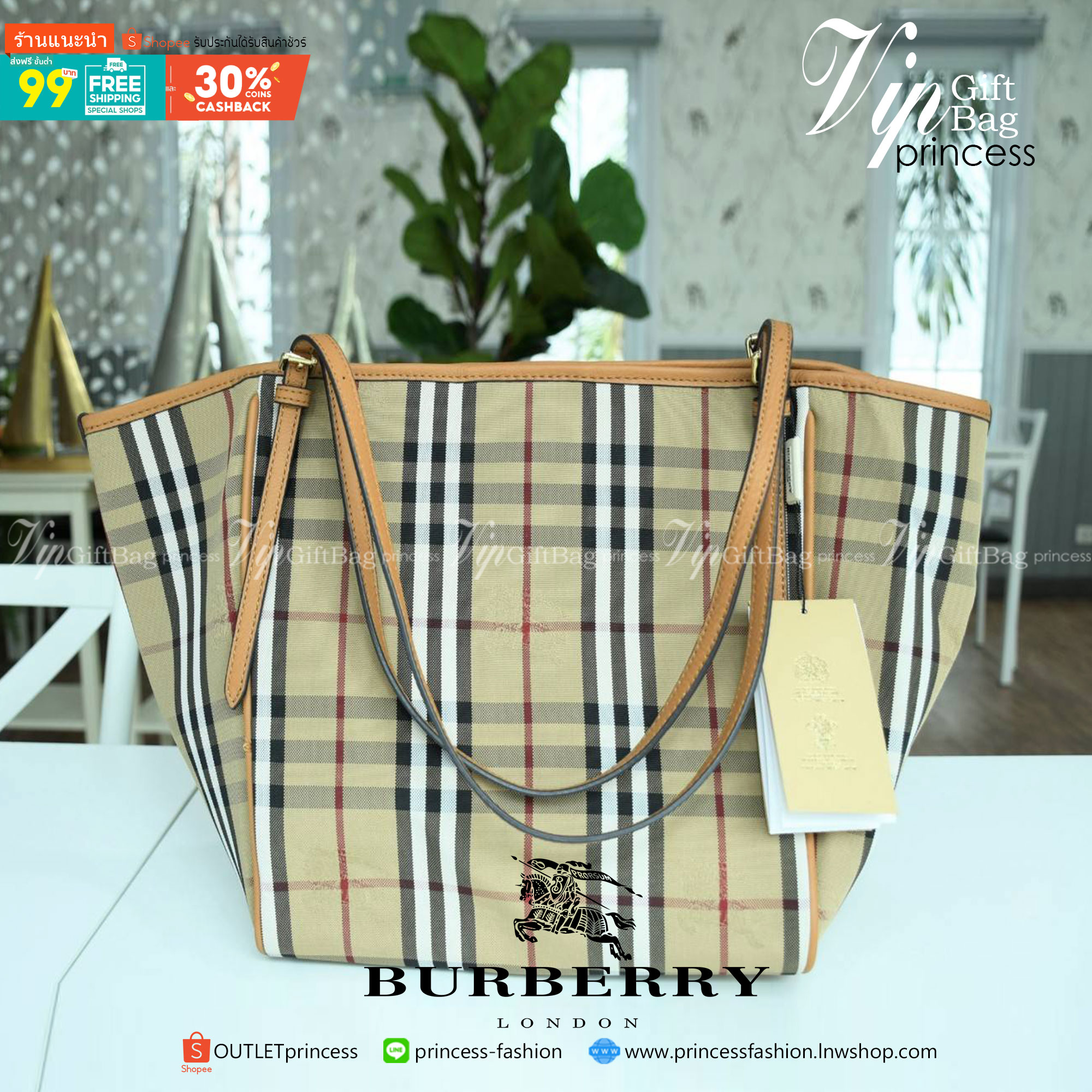 พรีเมี่ยมกิ๊ฟแท้ 100% 】Burberry New War Horse Check Tote Gift Bag กระเป๋าถือหรือสะพายไหล่ วัสดุ canvas ภายในโล่ง มี2ช่องเล็ก จุของได้เยอะ น้ำหนักเบา เปิด-ปิด ด้วย กระดุม จุของได้เยอะ สวย หรู น่าใช้ ไม่ควรพลาดค่า